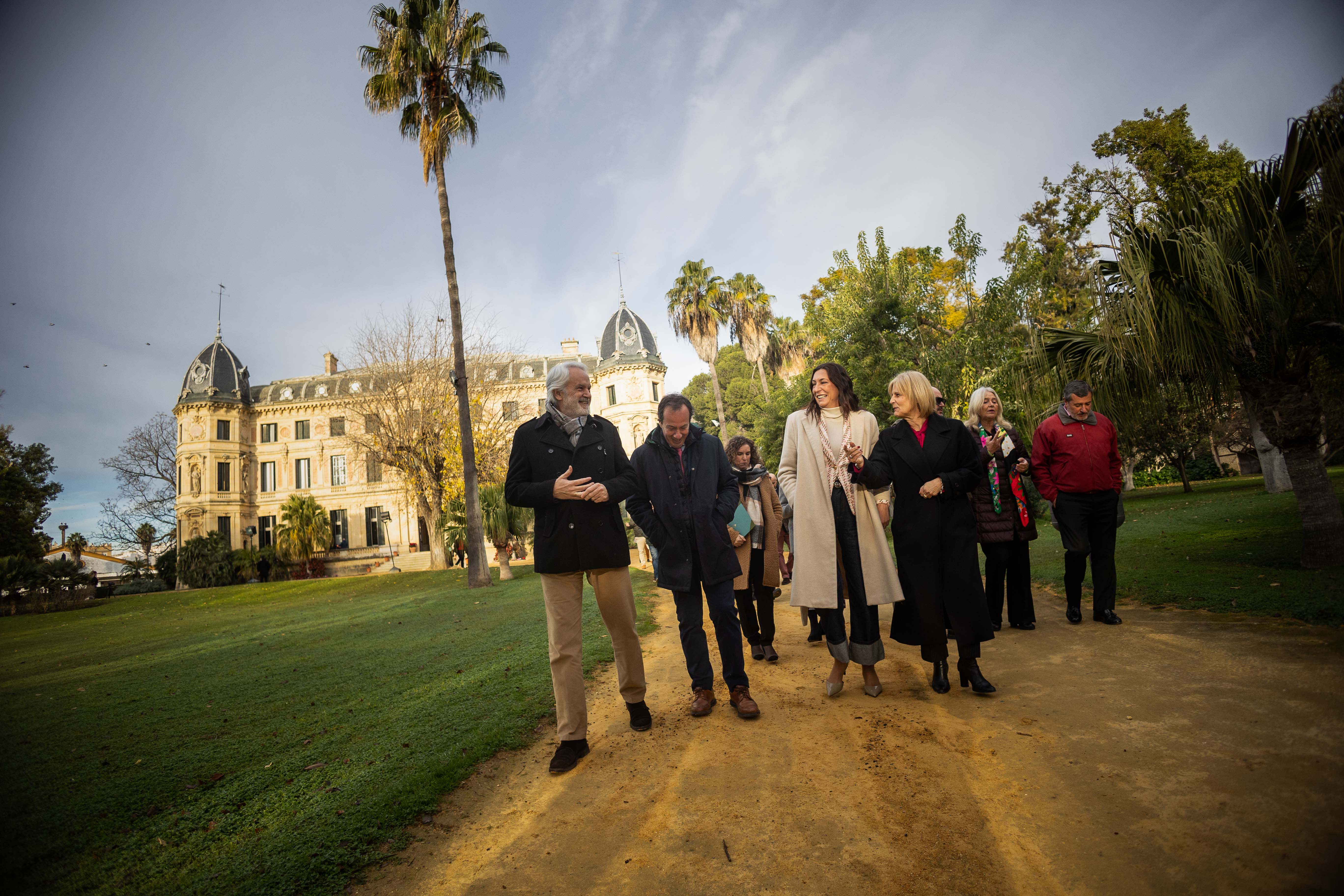 La consejera Loles López entrega las resoluciones del plan Corresponsables a entidades locales de la provincia.