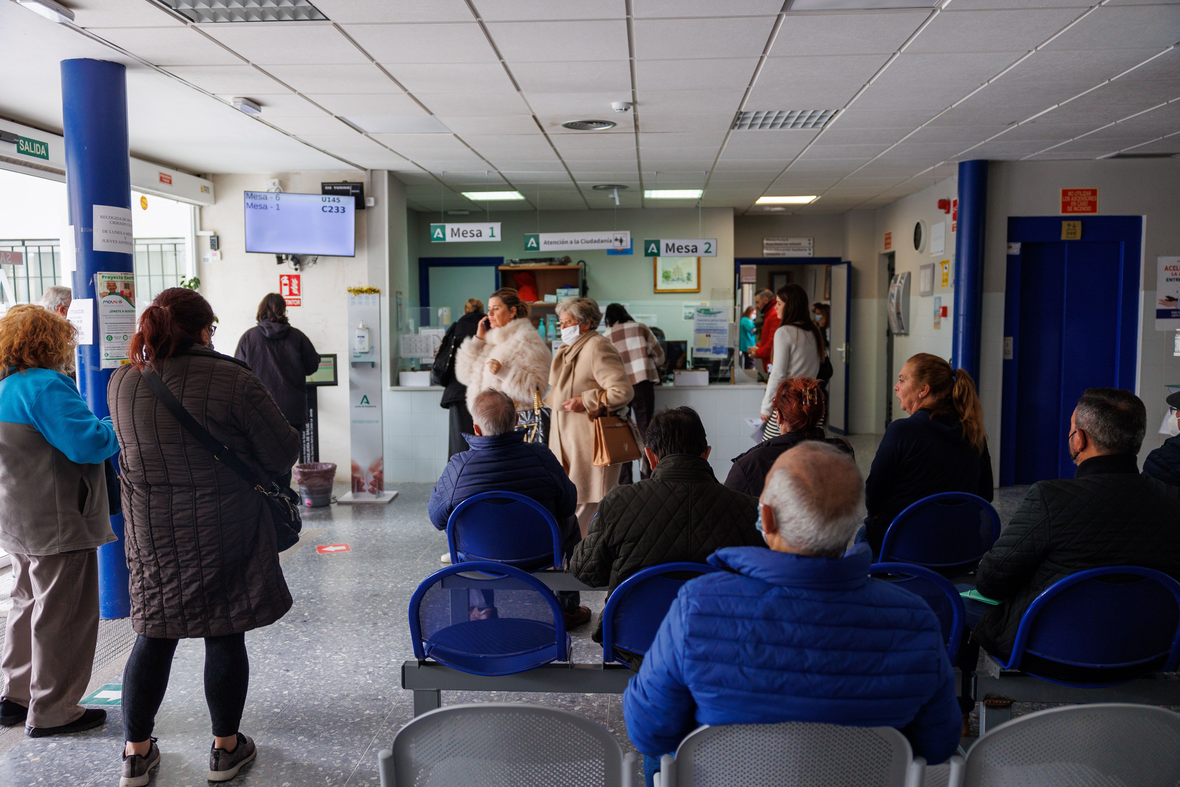 Colas para la vacunación contra la gripe en el Centro de Salud de San Benito, en Jerez. 