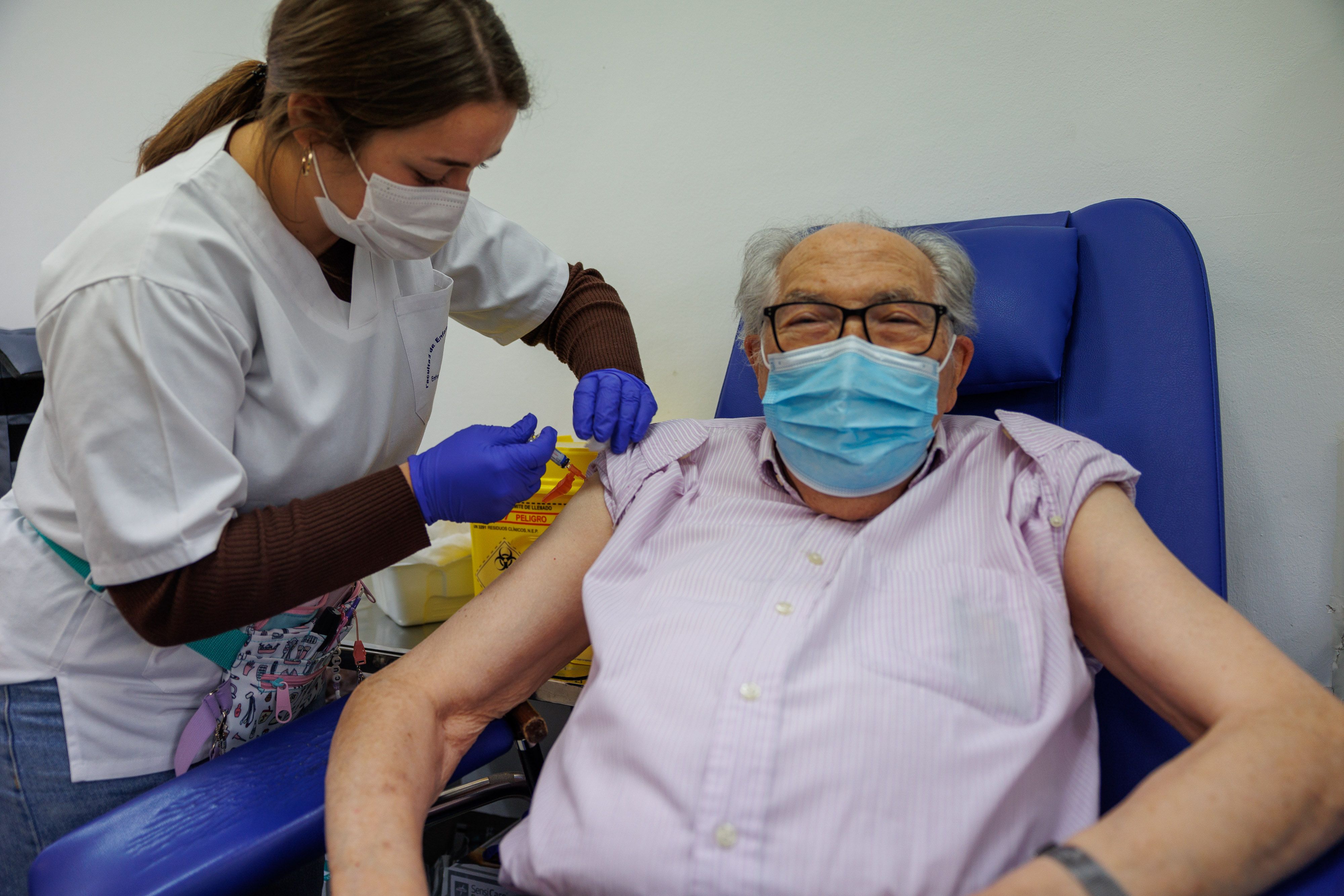 Un hombre, poniéndose la vacuna contra la gripe.