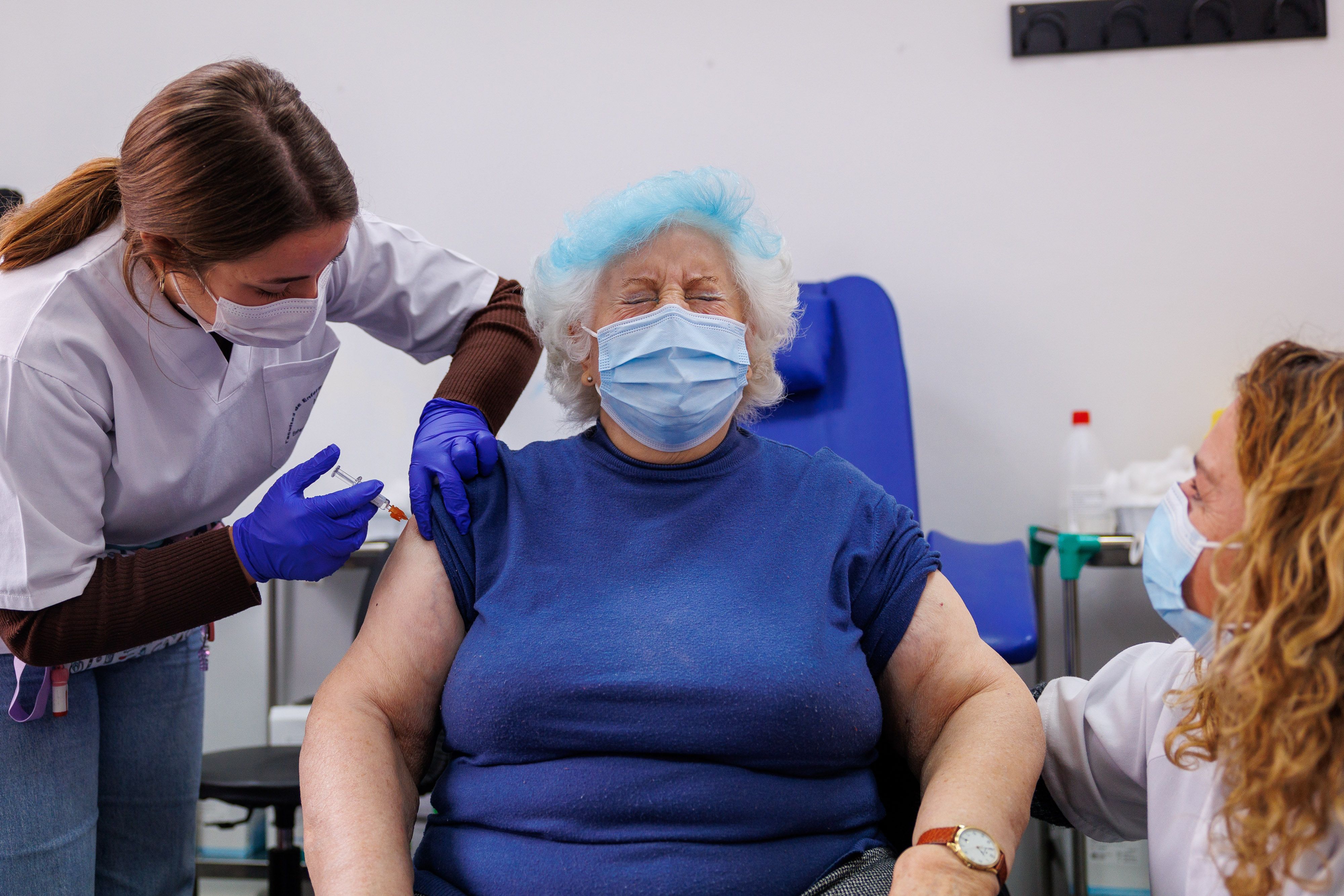 Una mujer se vacuna de la gripe en el centro de salud de San Benito de Jerez.