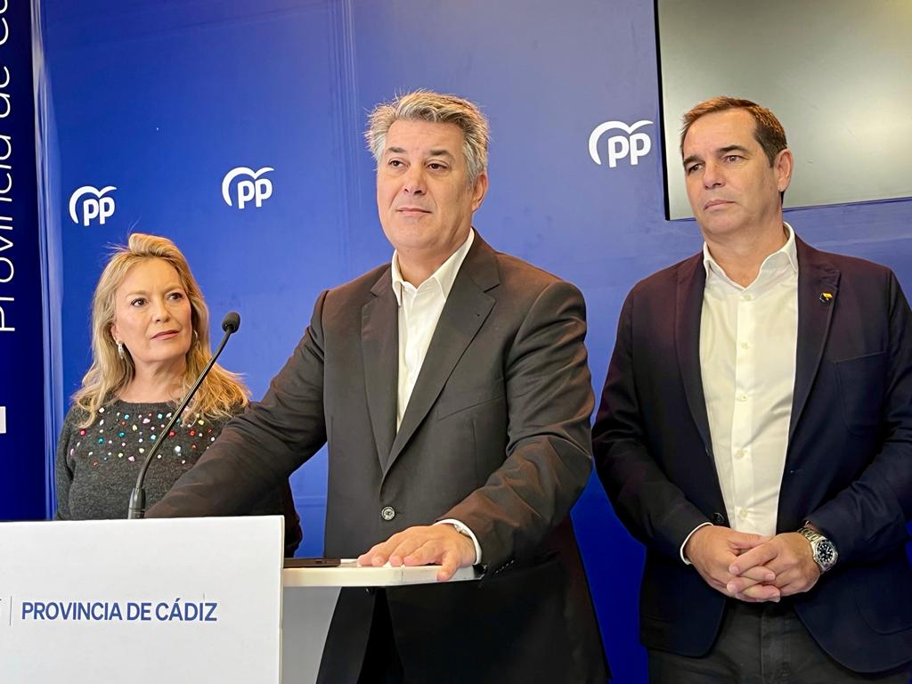 Los diputados Pedro Gallardo, Ignacio Romaní  y Macarena Lorente, este lunes en rueda de prensa en la sede del PP de Cádiz.