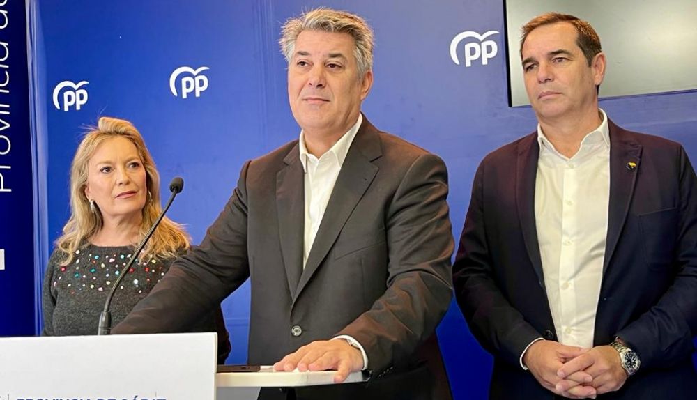 Los diputados Pedro Gallardo, Ignacio Romaní  y Macarena Lorente, este lunes en rueda de prensa en la sede del PP de Cádiz.