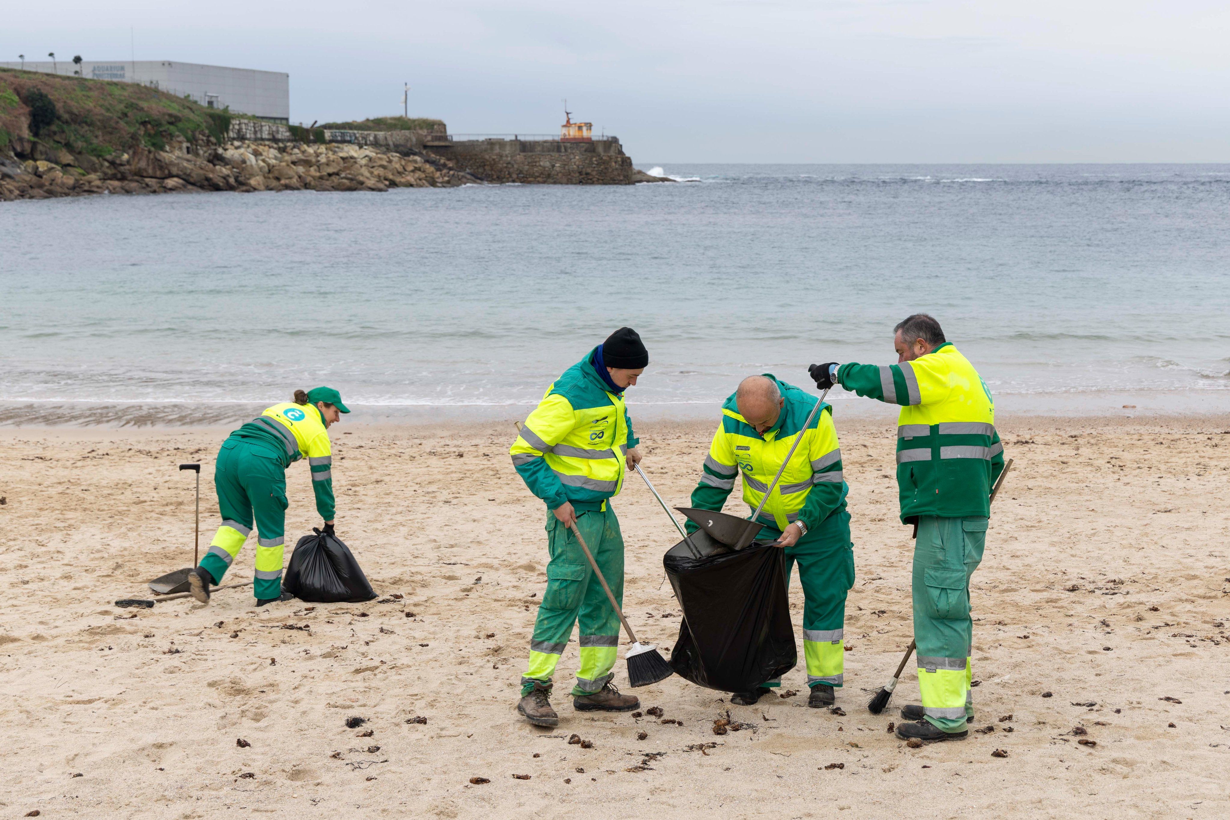 El Ayuntamiento de Coruña trabaja eliminando pellets de sus playas.