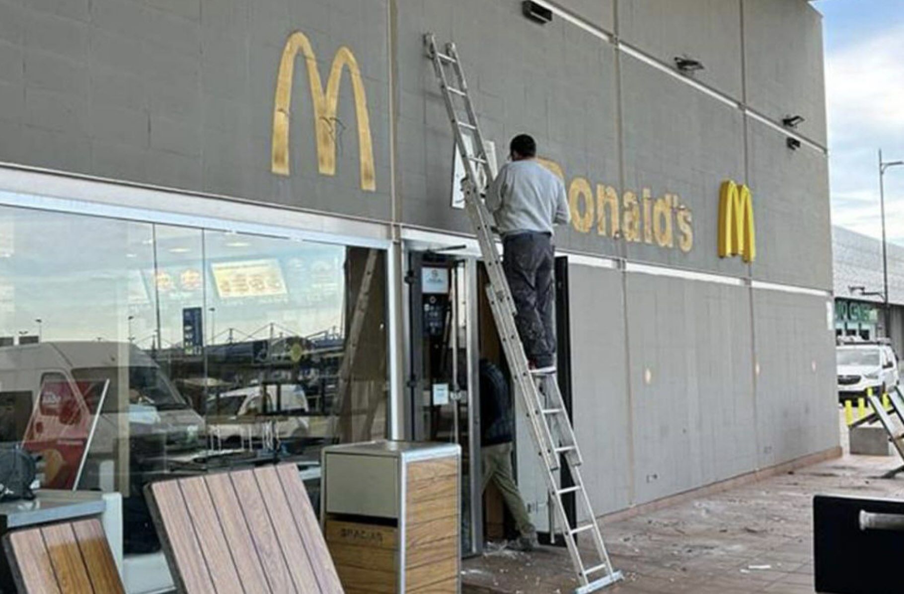 Jerez, ¿la única ciudad del mundo que ha visto cerrar dos McDonald's? Operarios retiran rótulos del restaurante de Carrefour Jerez Sur, este pasado lunes.
