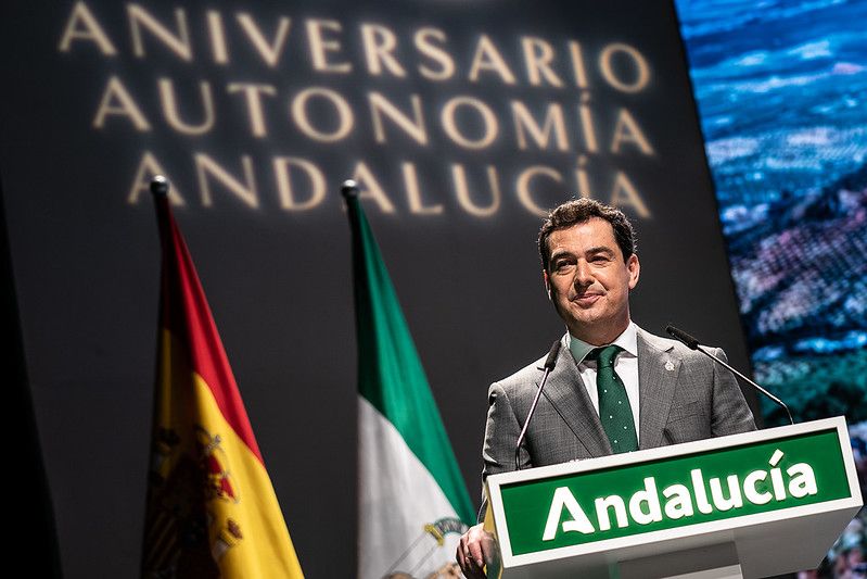 Moreno, en el Aniversario de la Autonomía de Andalucía ante un atril con el frontal que incluye la 'A' como nuevo logo de la Junta. FOTO: JUNTA