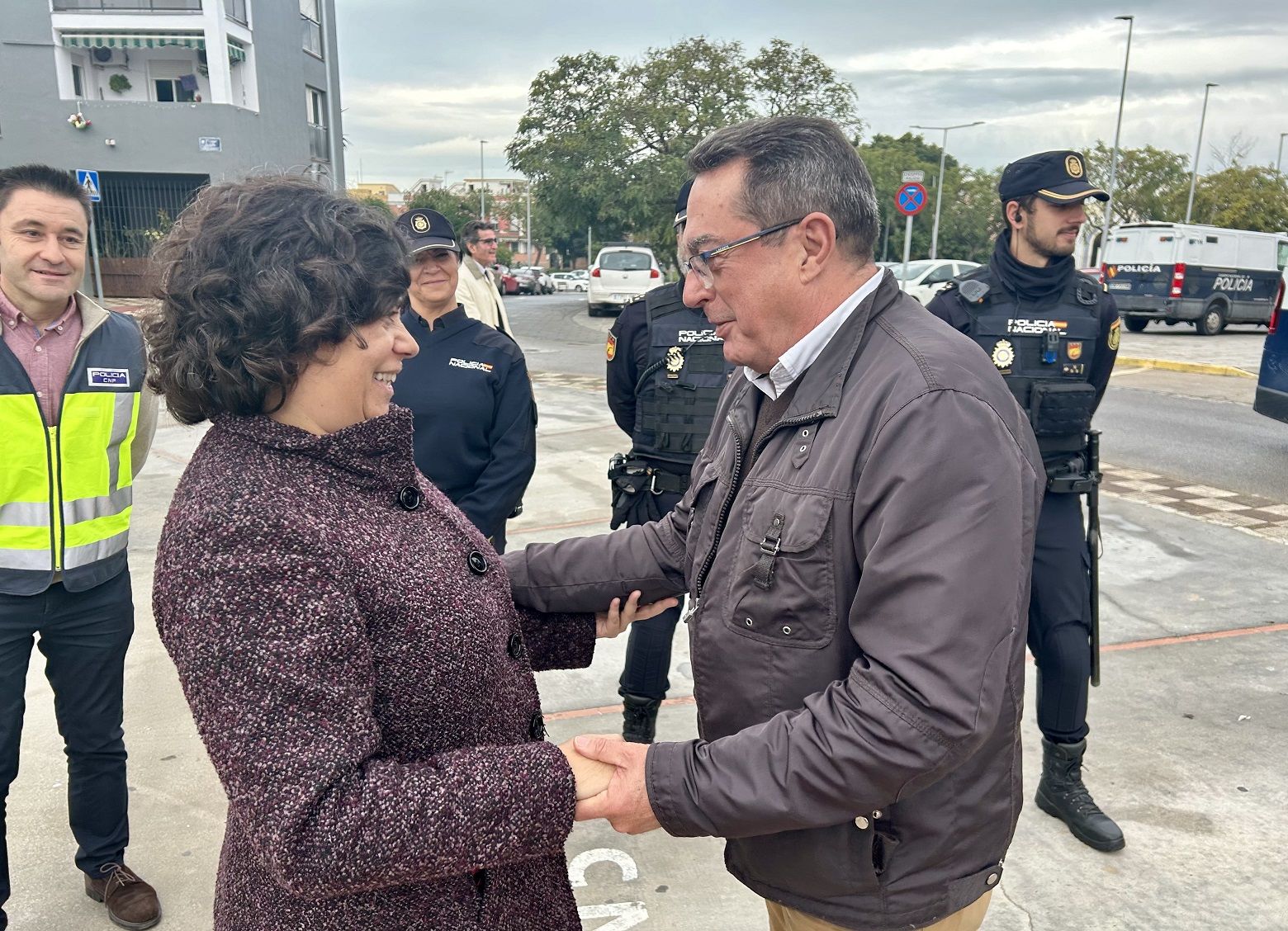 La alcaldesa Carmen Álvarez destaca en la jubilación de Antonio Gil el "incansable compromiso" que siempre mantuvo con la seguridad de Sanlúcar.