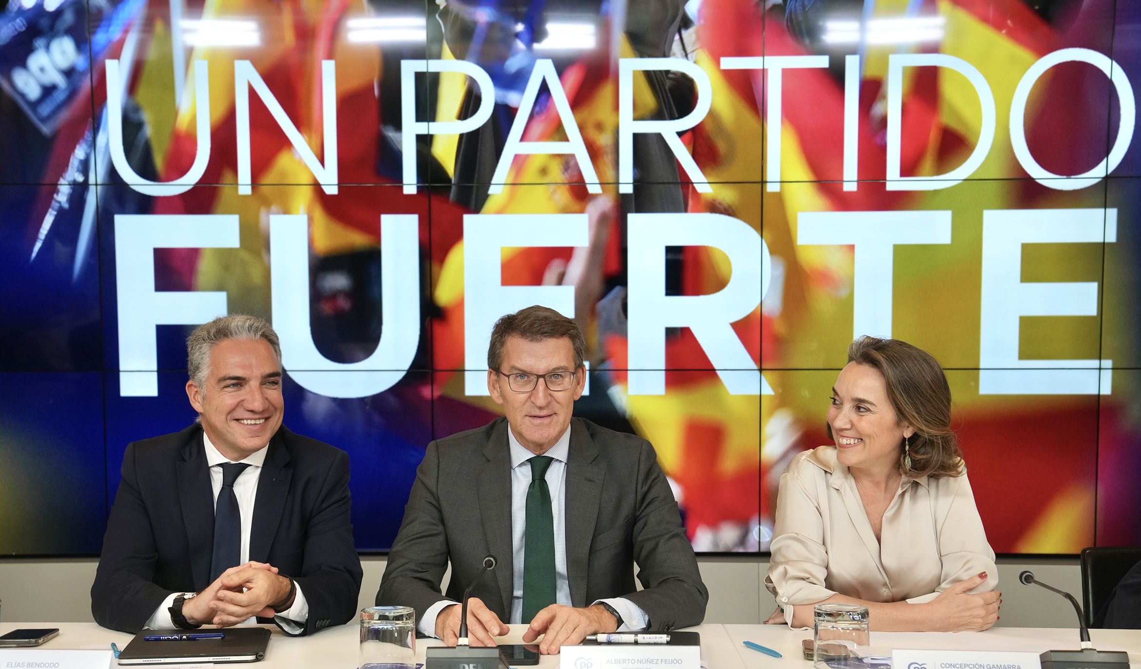 Alberto Núñez Feijóo (PP) junto a Cuca Gamarra y Elías Bendodo.
