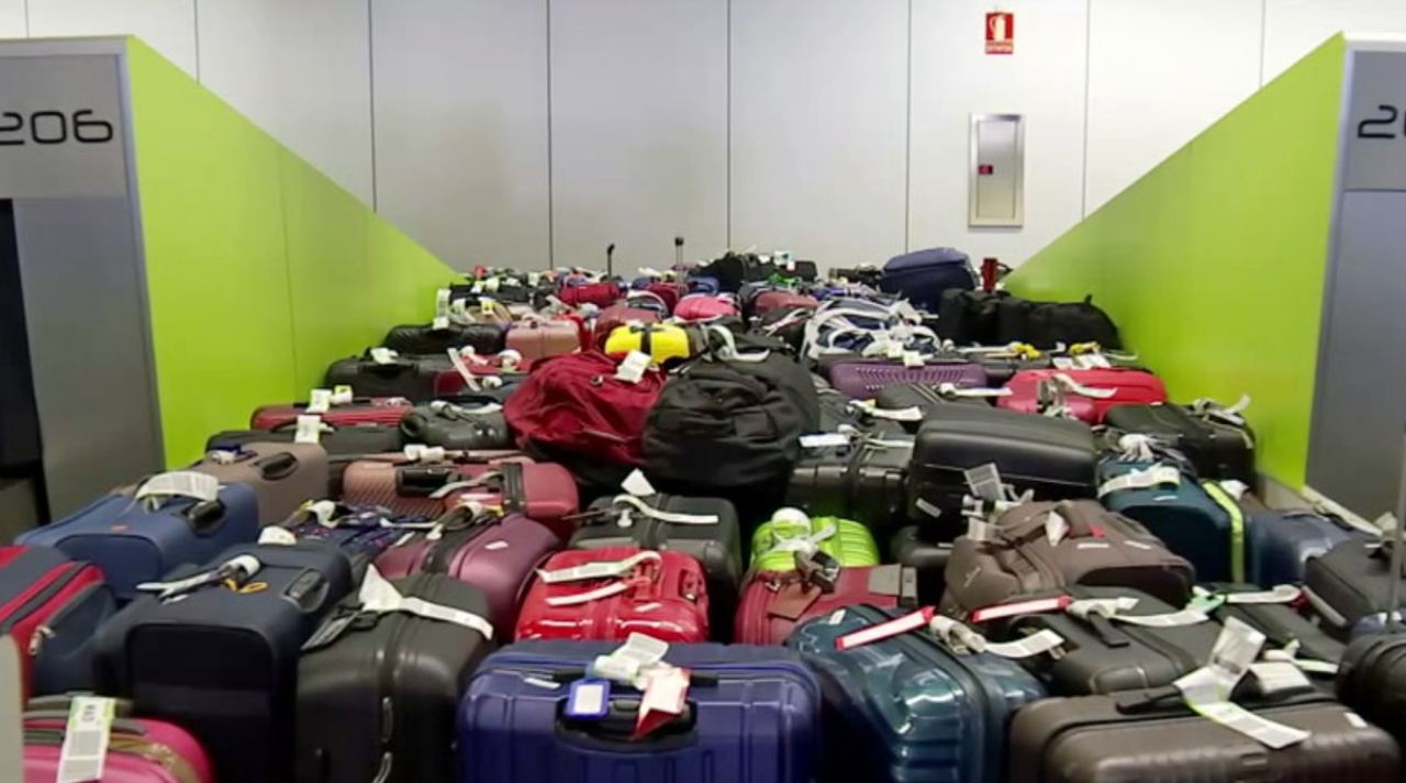 Captura de la noticia publicada por Canal Sur con maletas abandonadas en un aeropuerto.