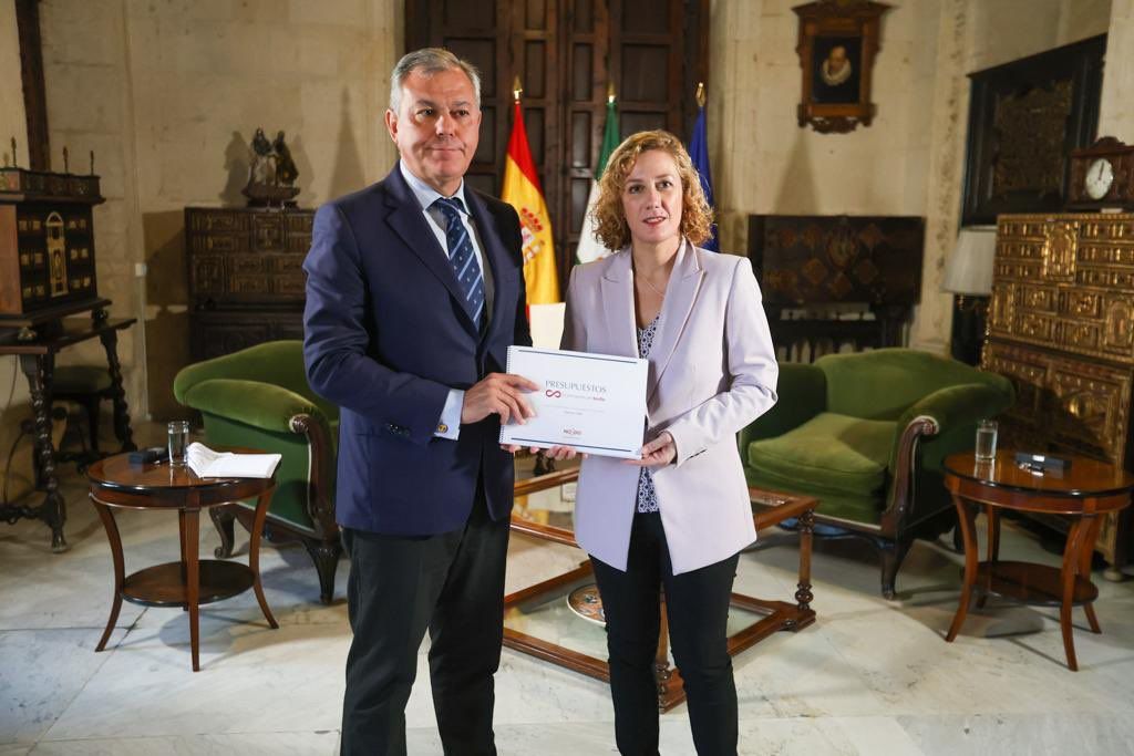 El alcalde de Sevilla, José Luis Sanz, del PP, semanas atrás en la reunión sobre presupuestos con Susana Hornillo, de Podemos.