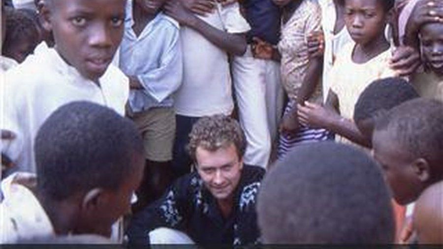 Fernando Simón, rodeado de niños en Burundi, en una imagen de archivo. FOTO: MARCO PASCUAL