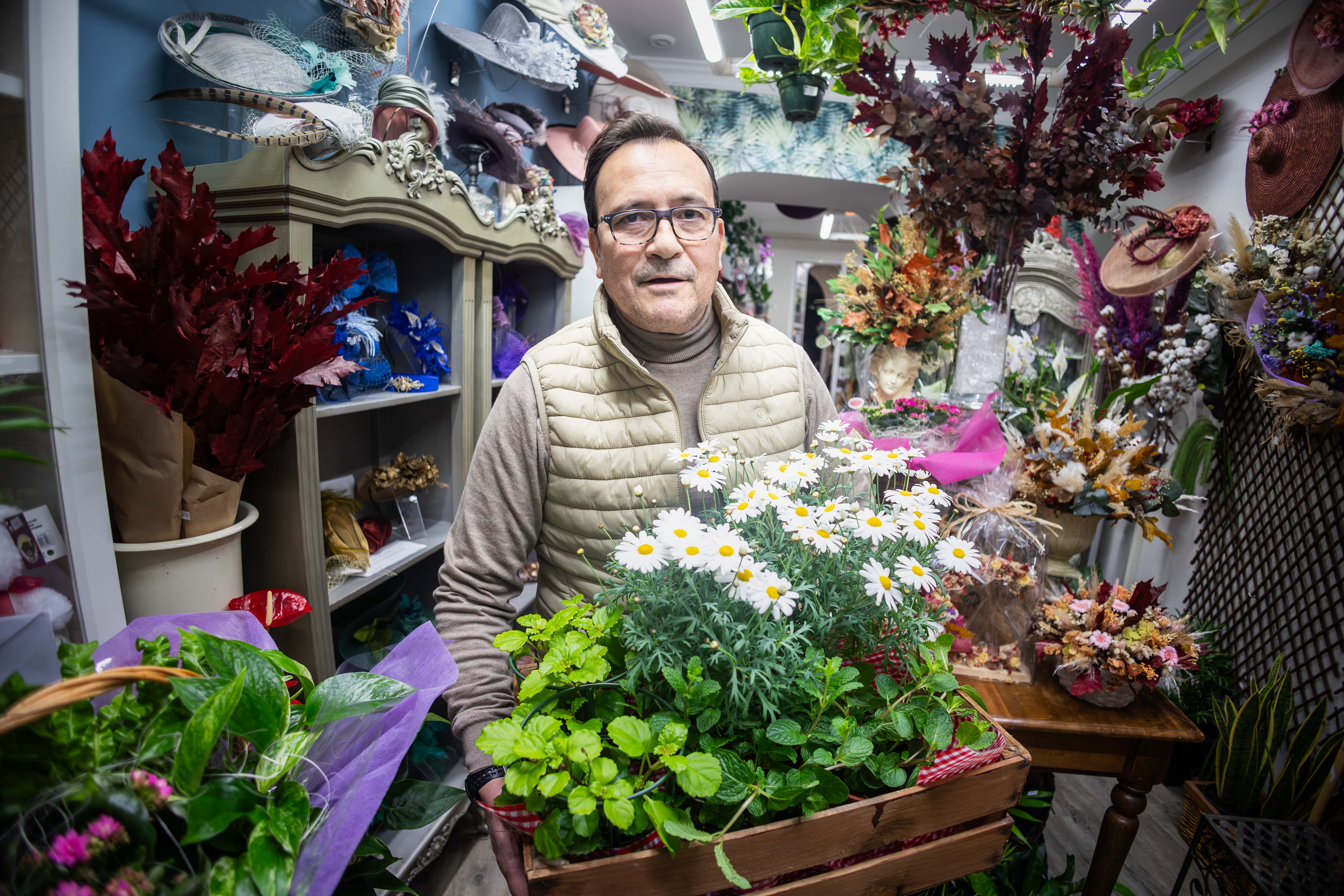 Ángel Navarro, en su floristería de la calle Doña Blanca.