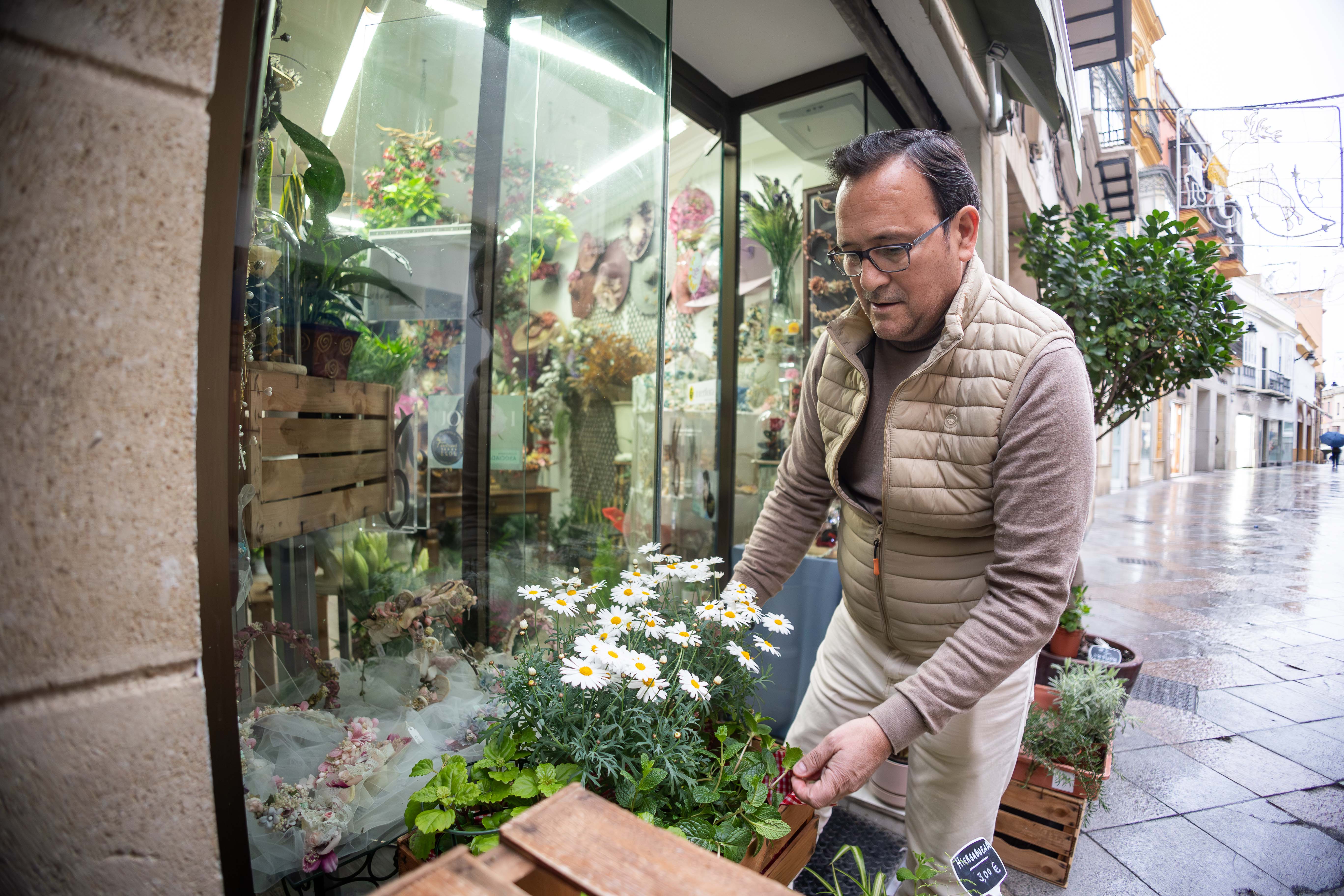 Navarro en la puerta de la floristería, después de la charla.