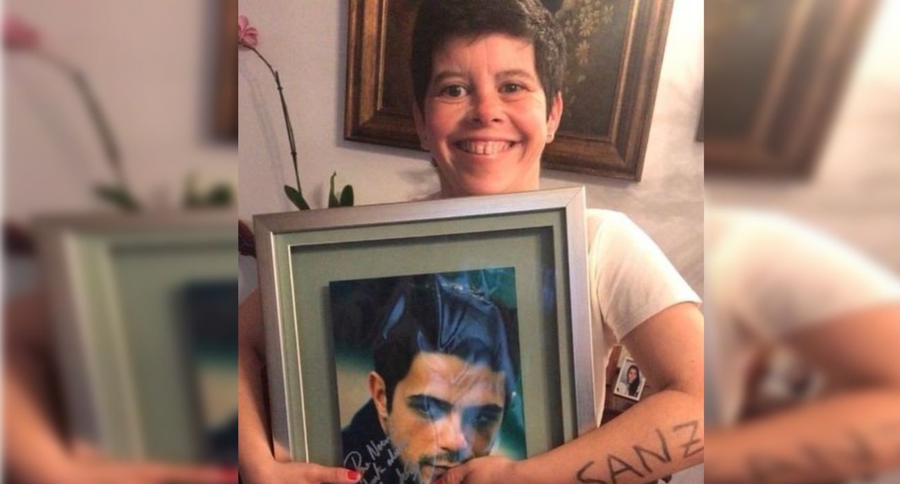 Noemí Ruiz, con un cuadro de Alejandro Sanz, del que es fan.