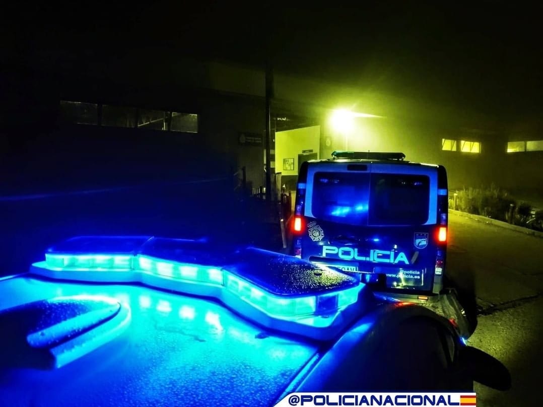 Un abuelo de 66 años viola a sus dos nietas tras amenazarlas y golpearlas en Torreblanca. Vehículos policiales, en una imagen de archivo.