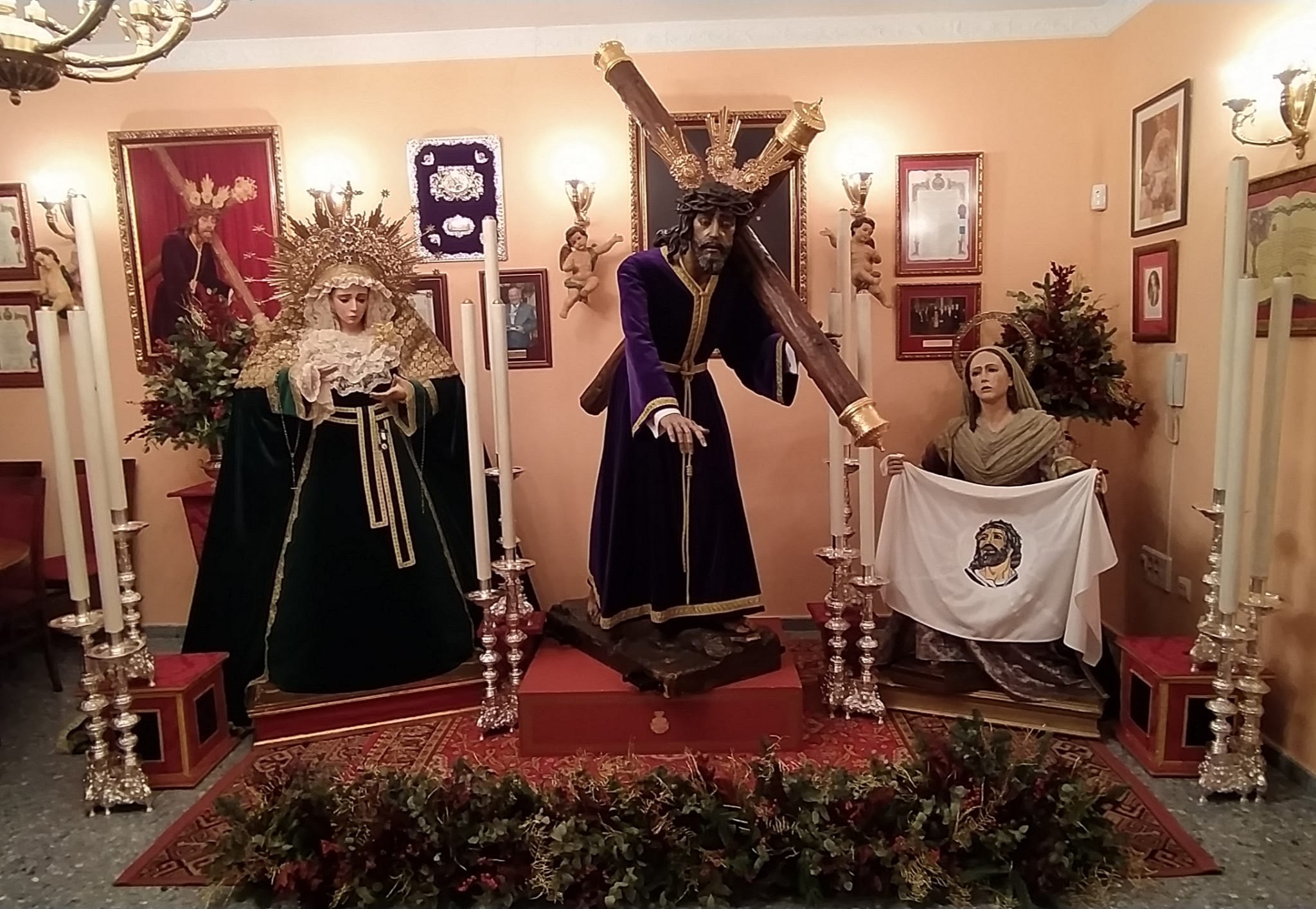 La Candelaria y el Señor de las Misericordias en el oratorio provisional.