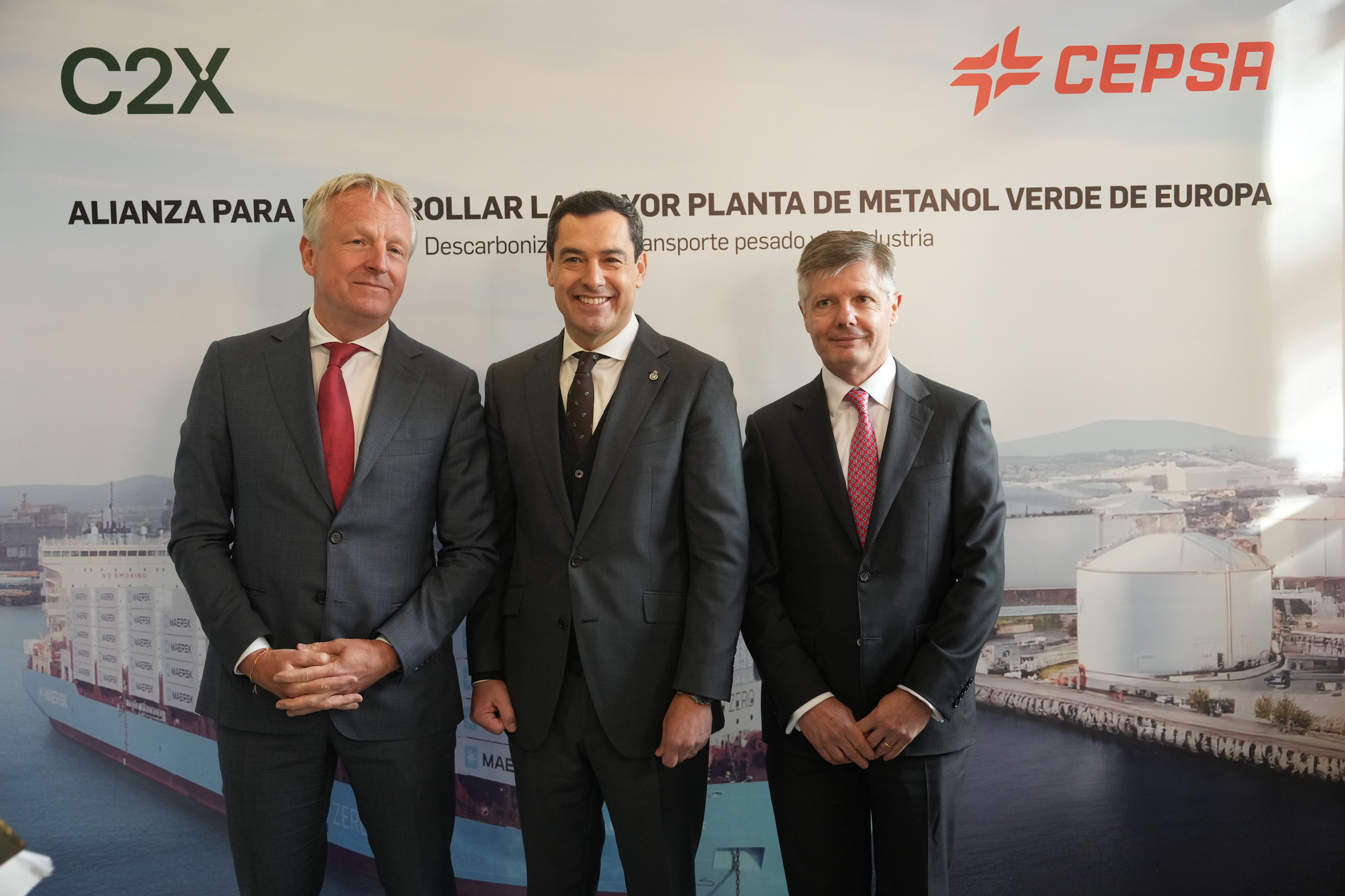 Juanma Moreno, presidente de la Junta, junto a los directivos de dos grandes multinacionales.