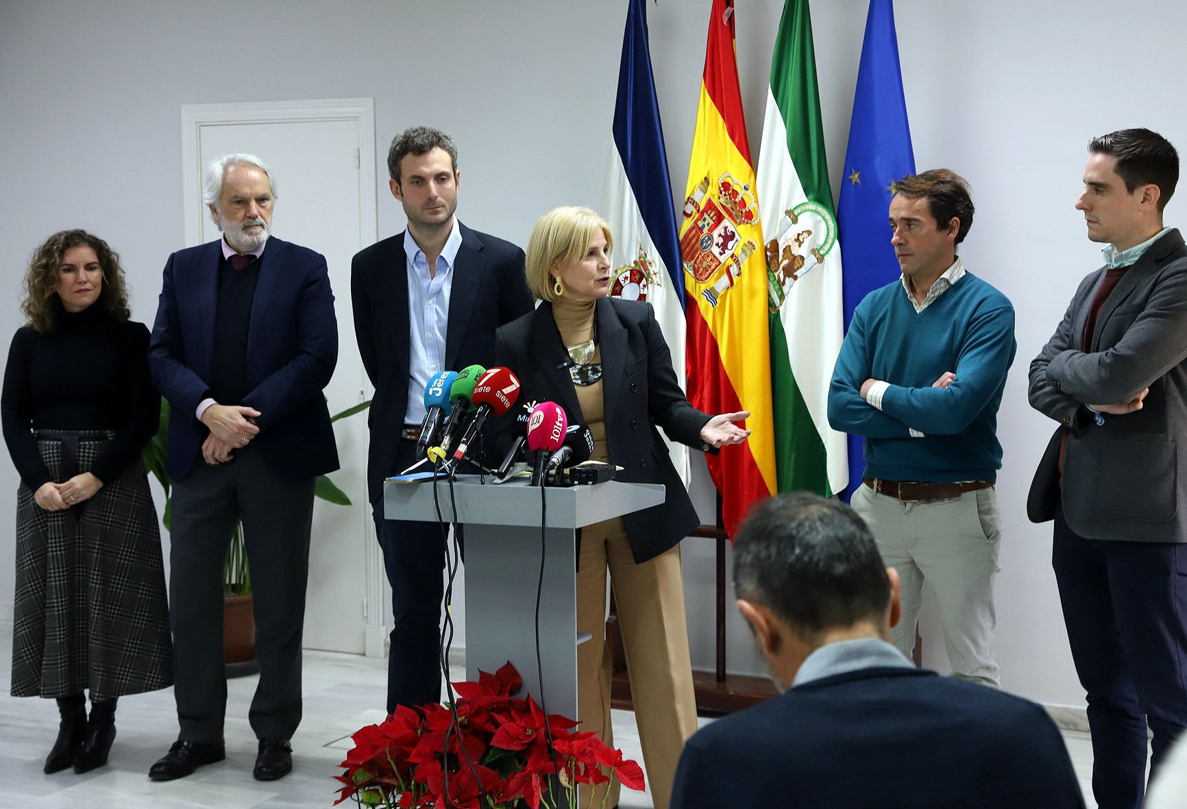 La alcaldesa junto al presidente de Asaja, José Pravia, y otros miembros del gobierno de Jerez.
