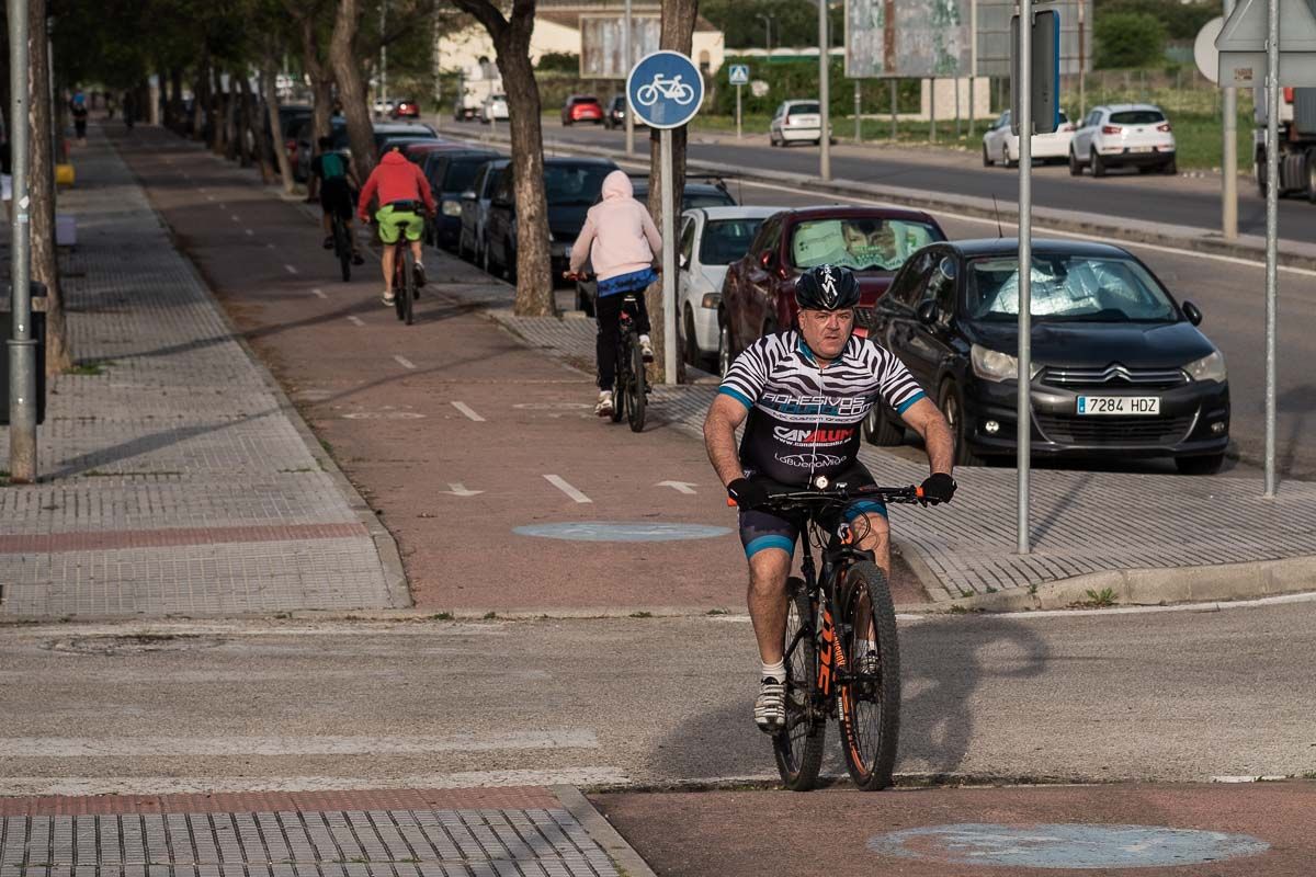 Ciclistas en la avenida Juan Carlos I de Jerez, en una imagen de archivo. FOTO: MANU GARCÍA