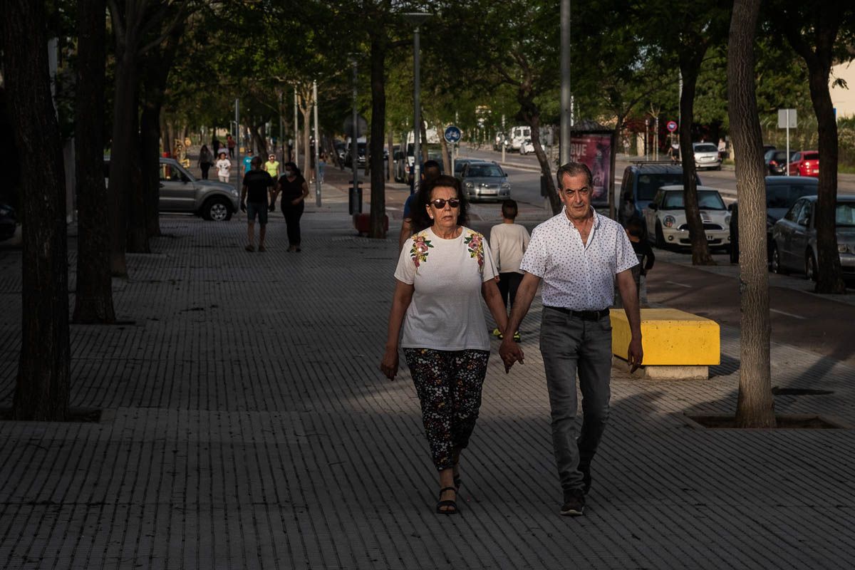 Dos personas pasean por la avenida del Colesterol, en Jerez, durante la desescalada. FOTO: MANU GARCÍA