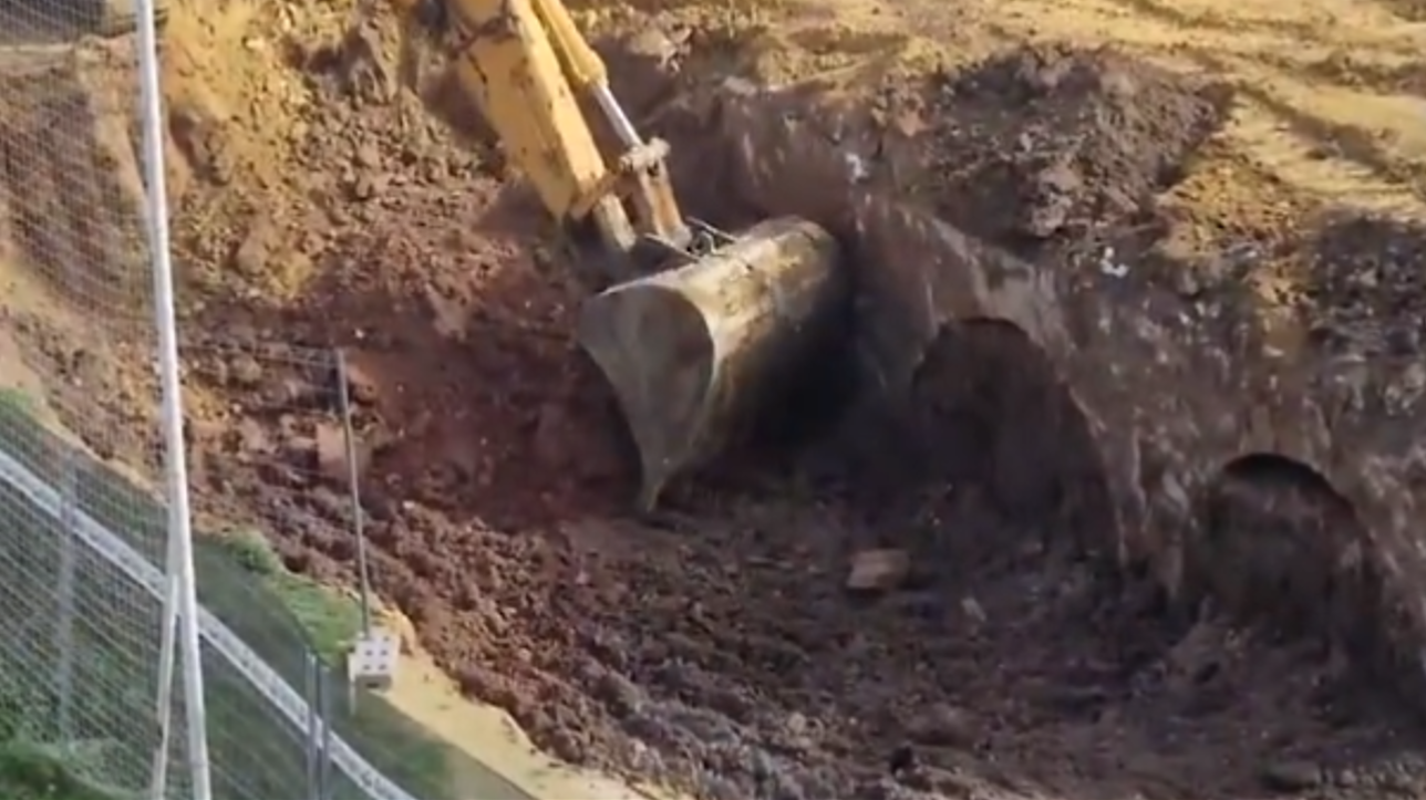 Un fotograma del vídeo de las máquinas junto a dos arcos que se encontraban bajo tierra junto a Santa Justa.