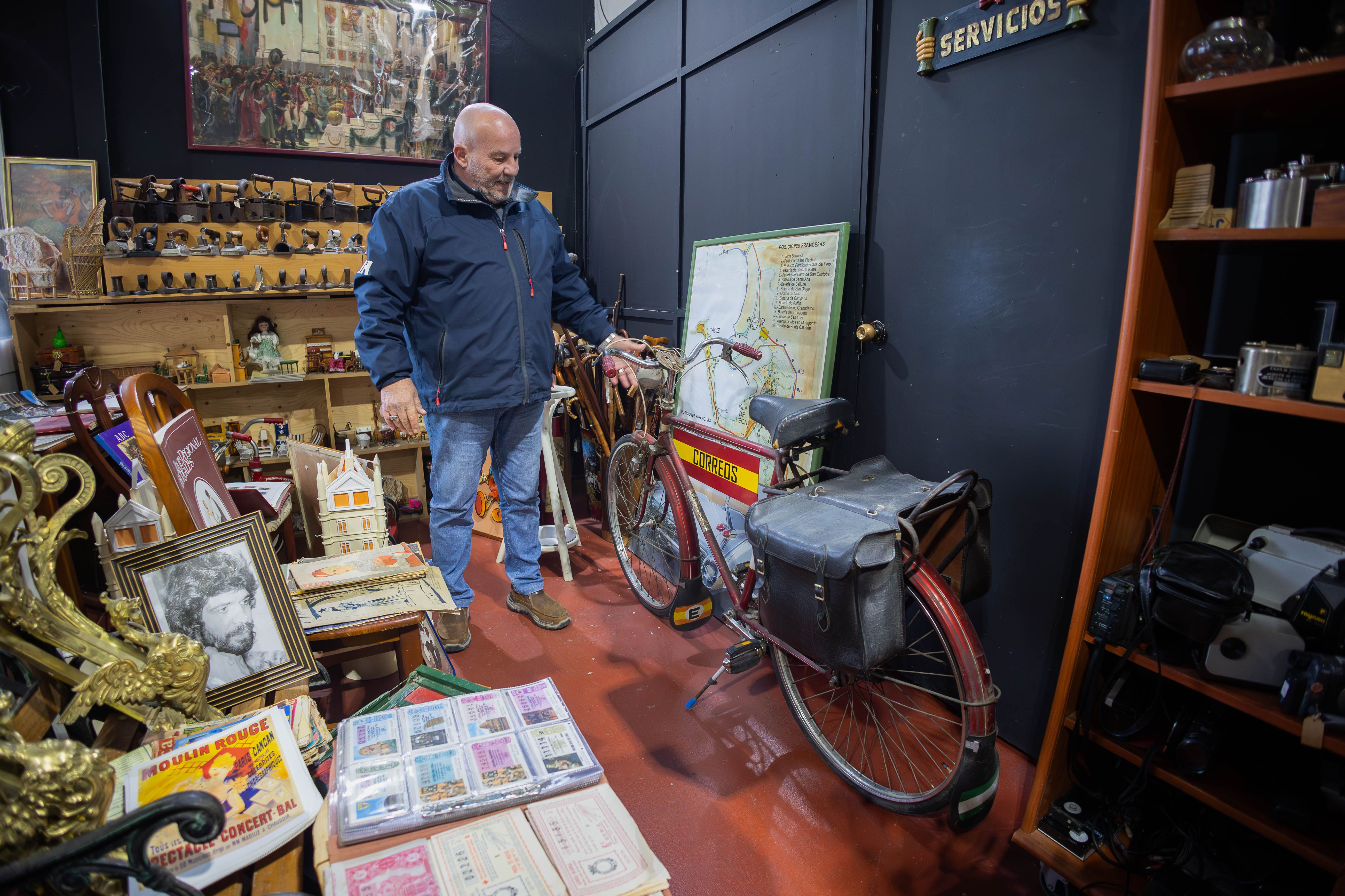 Paco enseña la bicicleta de Correos de los años 60.