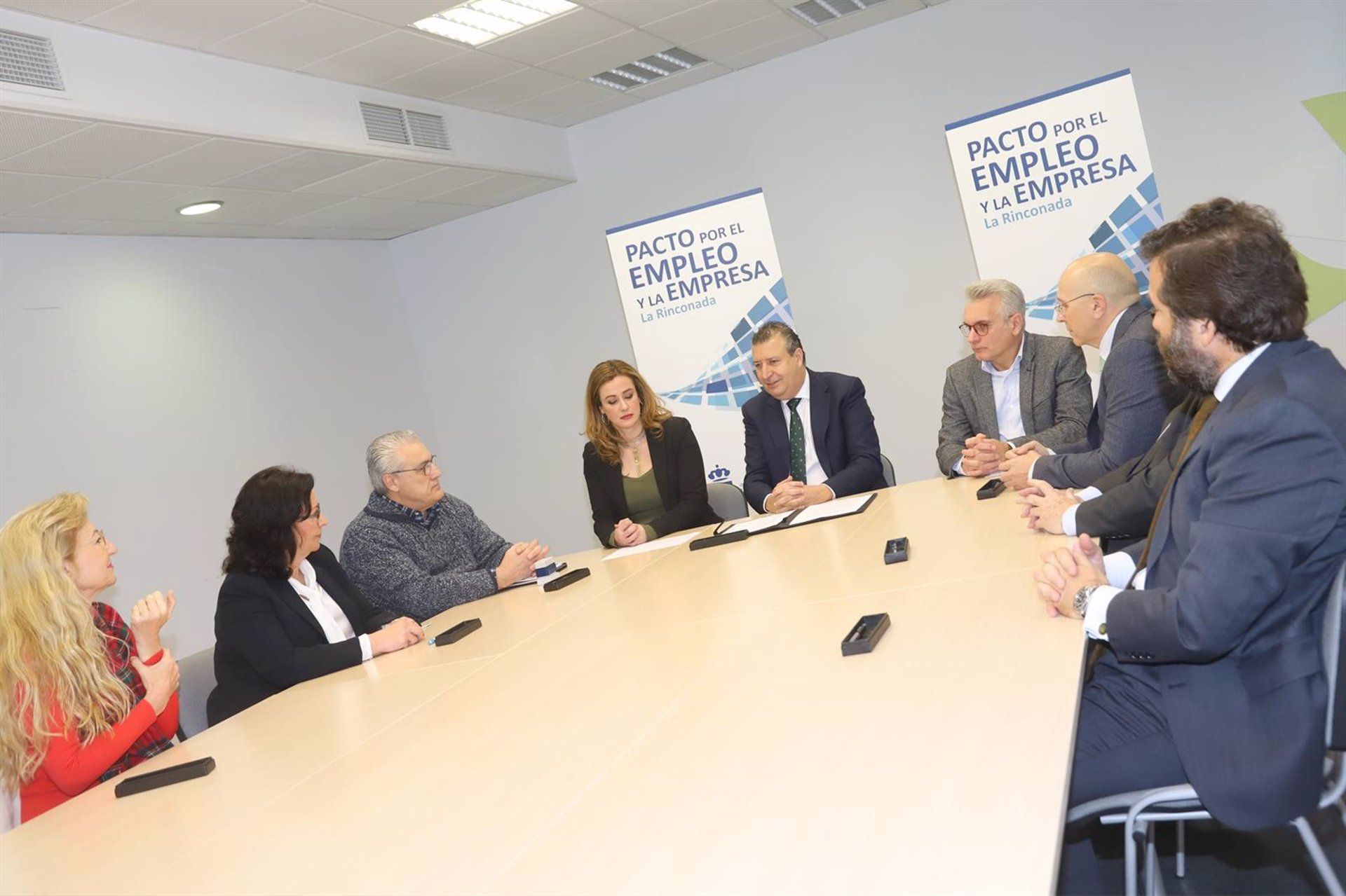 El gobierno local de La Rinconada firma con colectivos empresariales y asociaciones un 'Pacto por el Empleo y la Empresa' en el municipio.