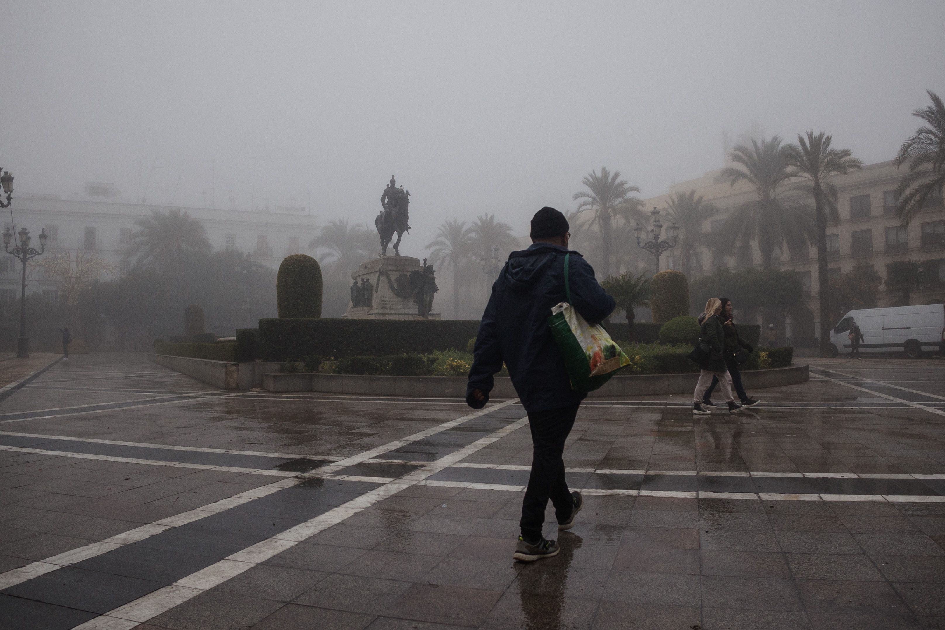 El centro de las ciudades como parques temáticos. La plaza del Arenal de Jerez envuelta en la niebla.