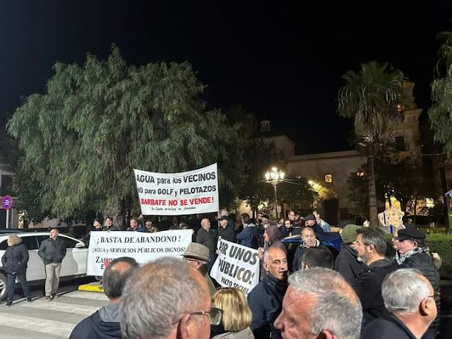 Los manifestantes, a las puertas del Ayuntamiento de Barbate.