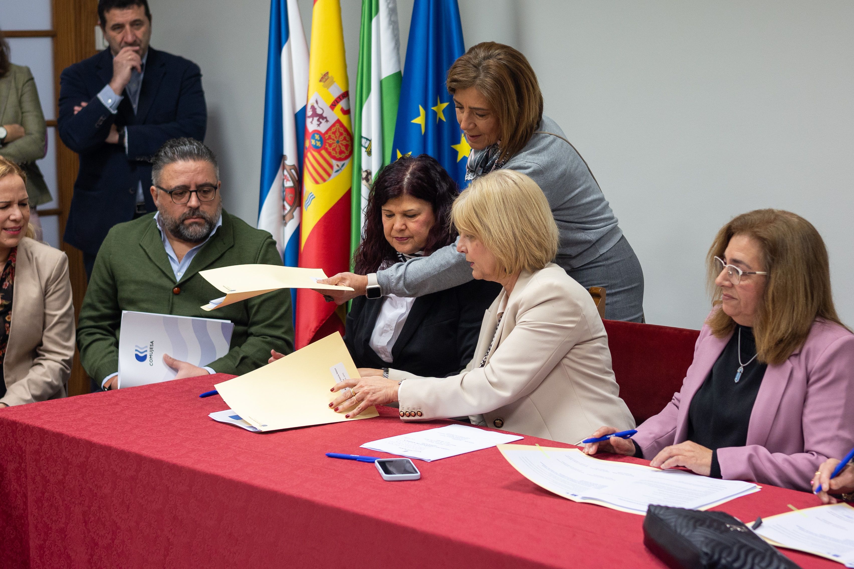 Imágenes de la firma del convenio entre el Ayuntamiento de Jerez y las trabajadoras de Ayuda a Domicilio.