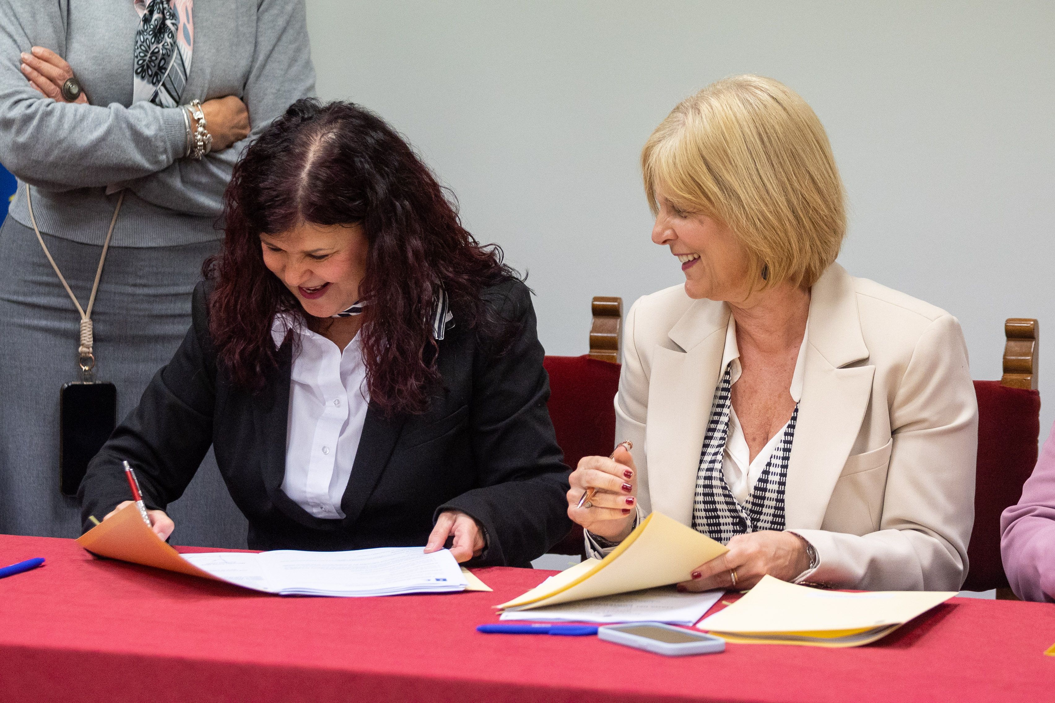 Imágenes de la firma del convenio entre el Ayuntamiento de Jerez y las trabajadoras de ayuda a domicilio.