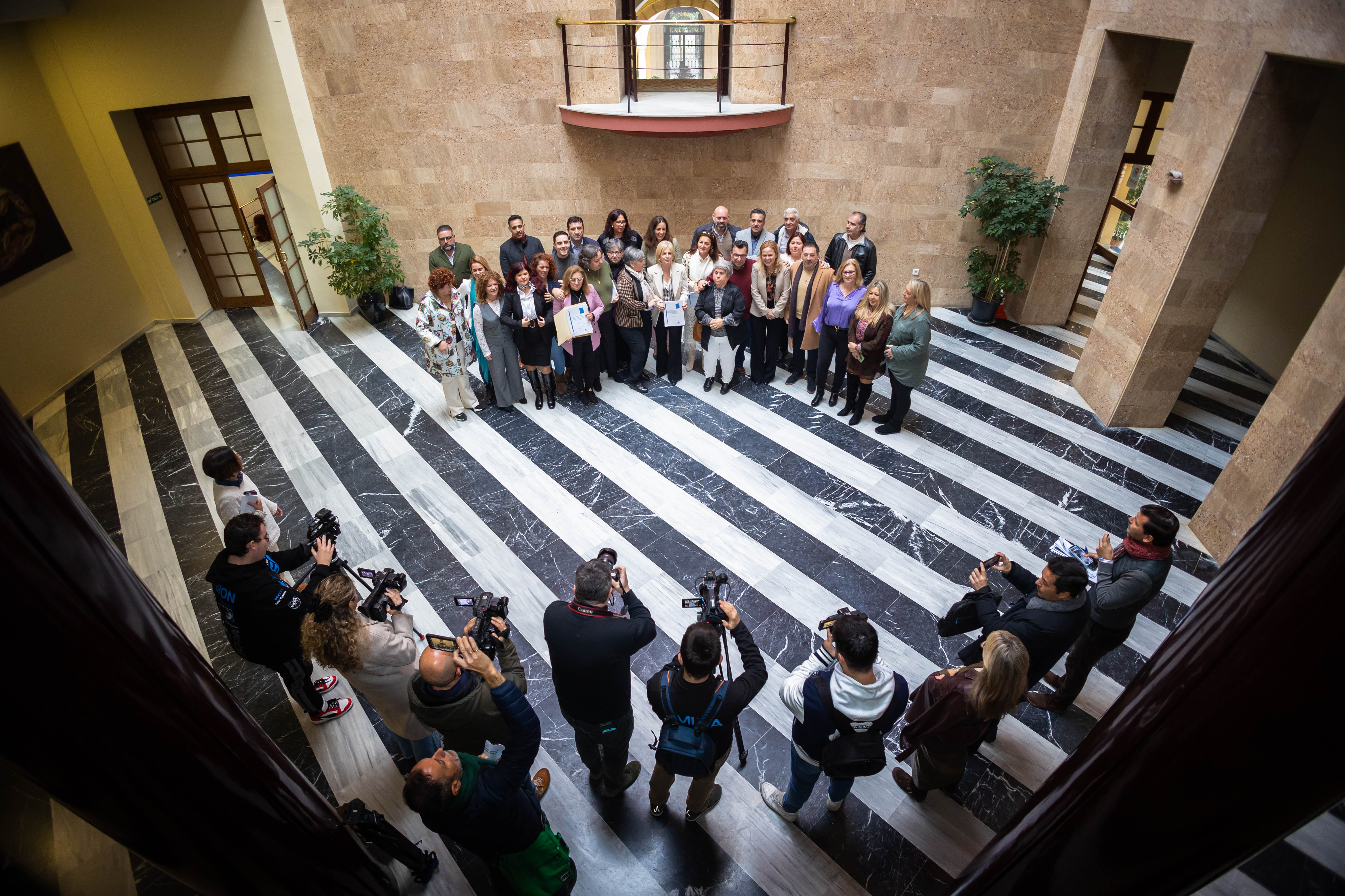 Imágenes de la firma del convenio entre el Ayuntamiento de Jerez y las trabajadoras de Ayuda a Domicilio