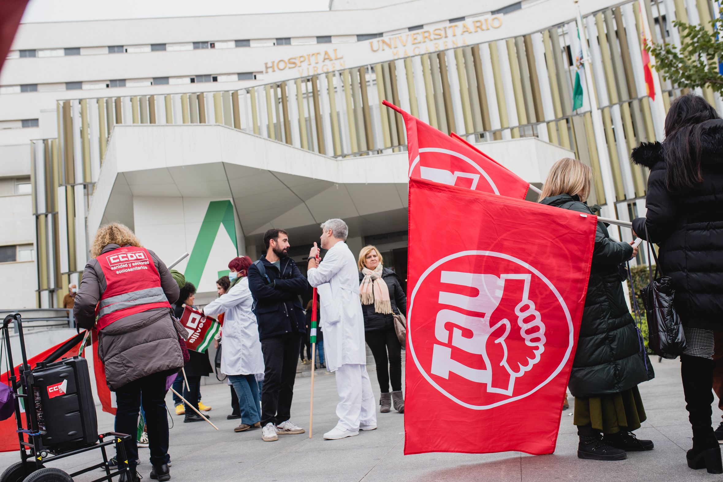 Imagen de la protesta de los sindicatos en el Hospital Virgen Macarena.