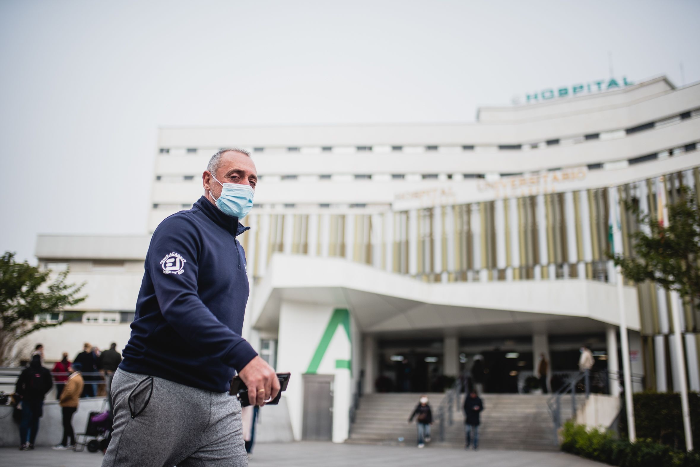 Una persona con mascarilla en el Hospital Virgen del Rocío de Sevilla. 