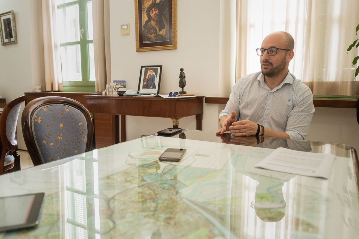 El alcalde de El Puerto, el popular Germán Beardo, en su despacho, en una entrevista reciente concedida a lavozdelsur.es FOTO: MANU GARCÍA