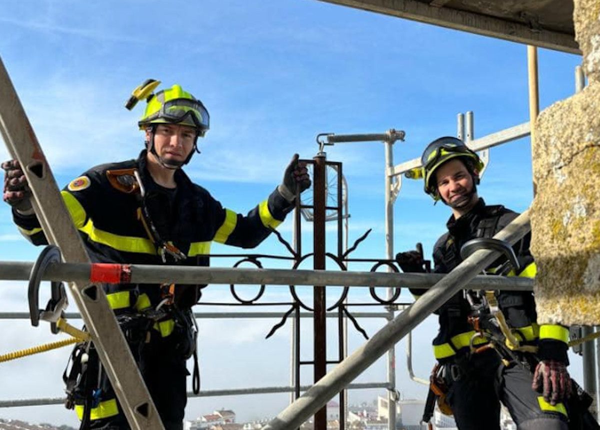 Retiran la cruz que hace de pararrayos en la iglesia de Santa María La Coronada en Medina. Retiran la cruz que hace de pararrayos en la iglesia de Santa María La Coronada en Medina.
