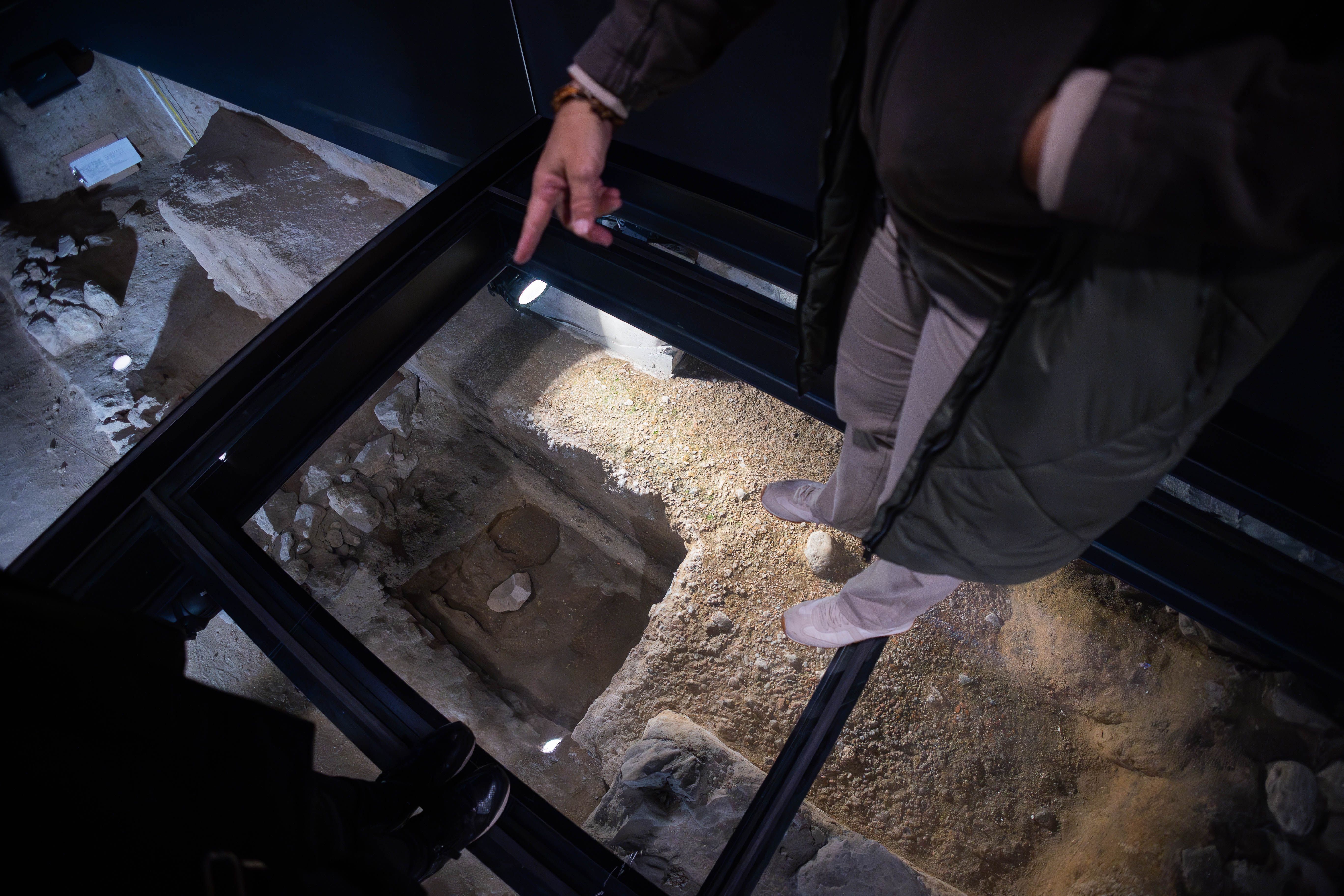 La arqueóloga explica el hallazgo.