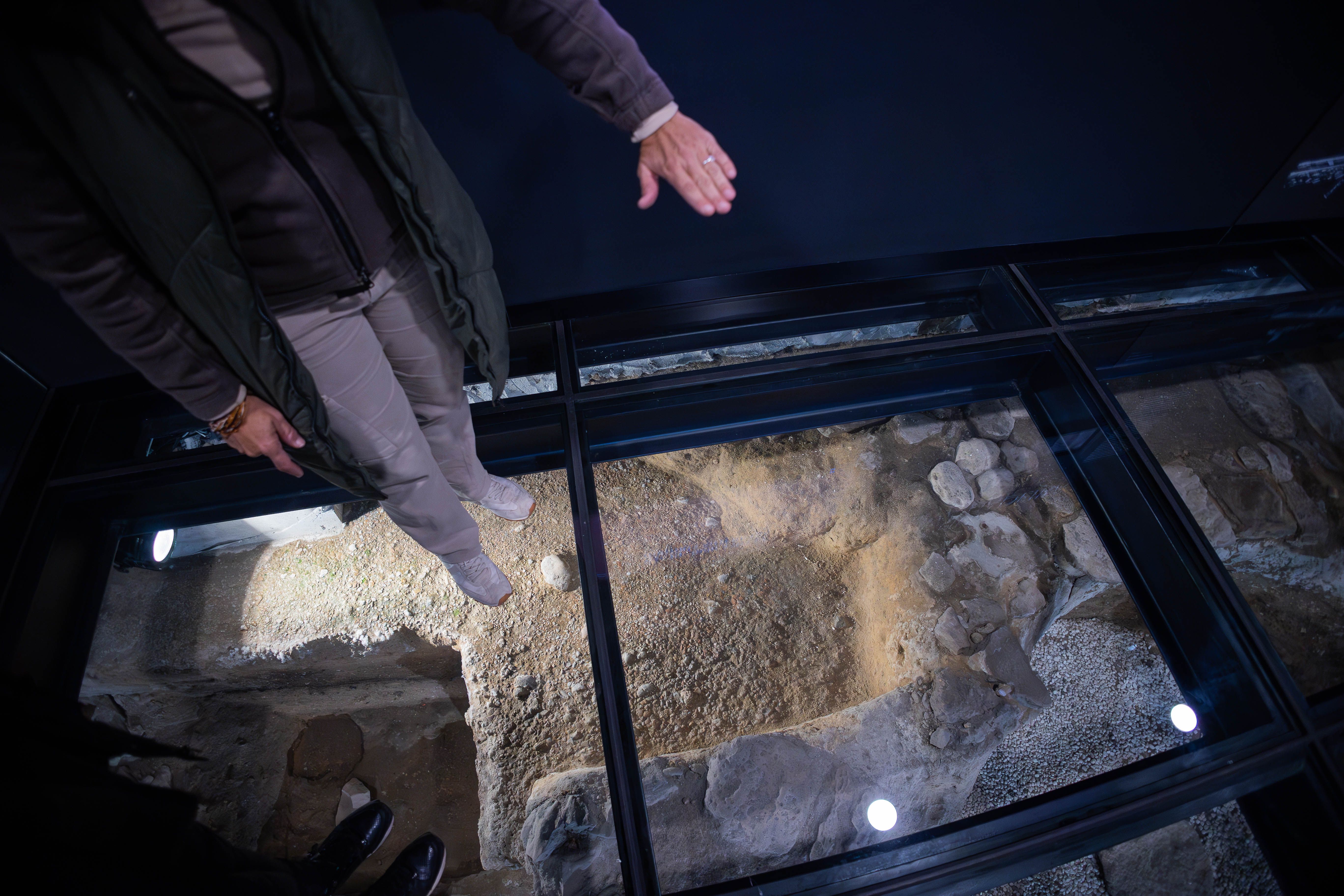 La arqueóloga muestra los restos encontrados. 