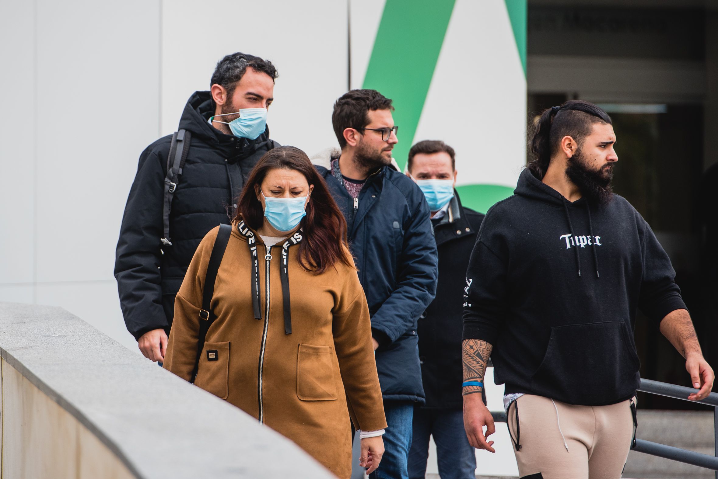 Personas salen con mascarillas de un hospital de Andalucía. Personas salen con mascarillas de un hospital de Andalucía.