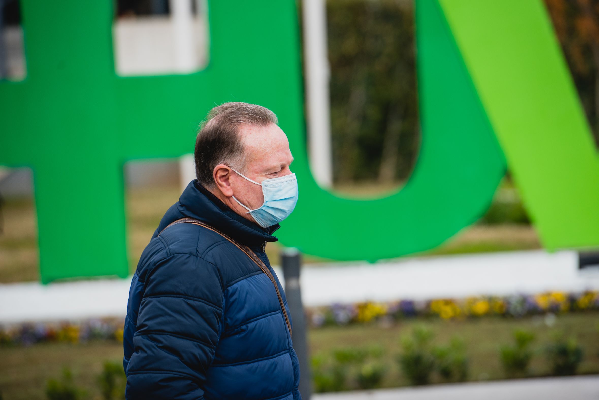 Un hombre con mascarilla en el Hospital Virgen Macarena de la Junta.