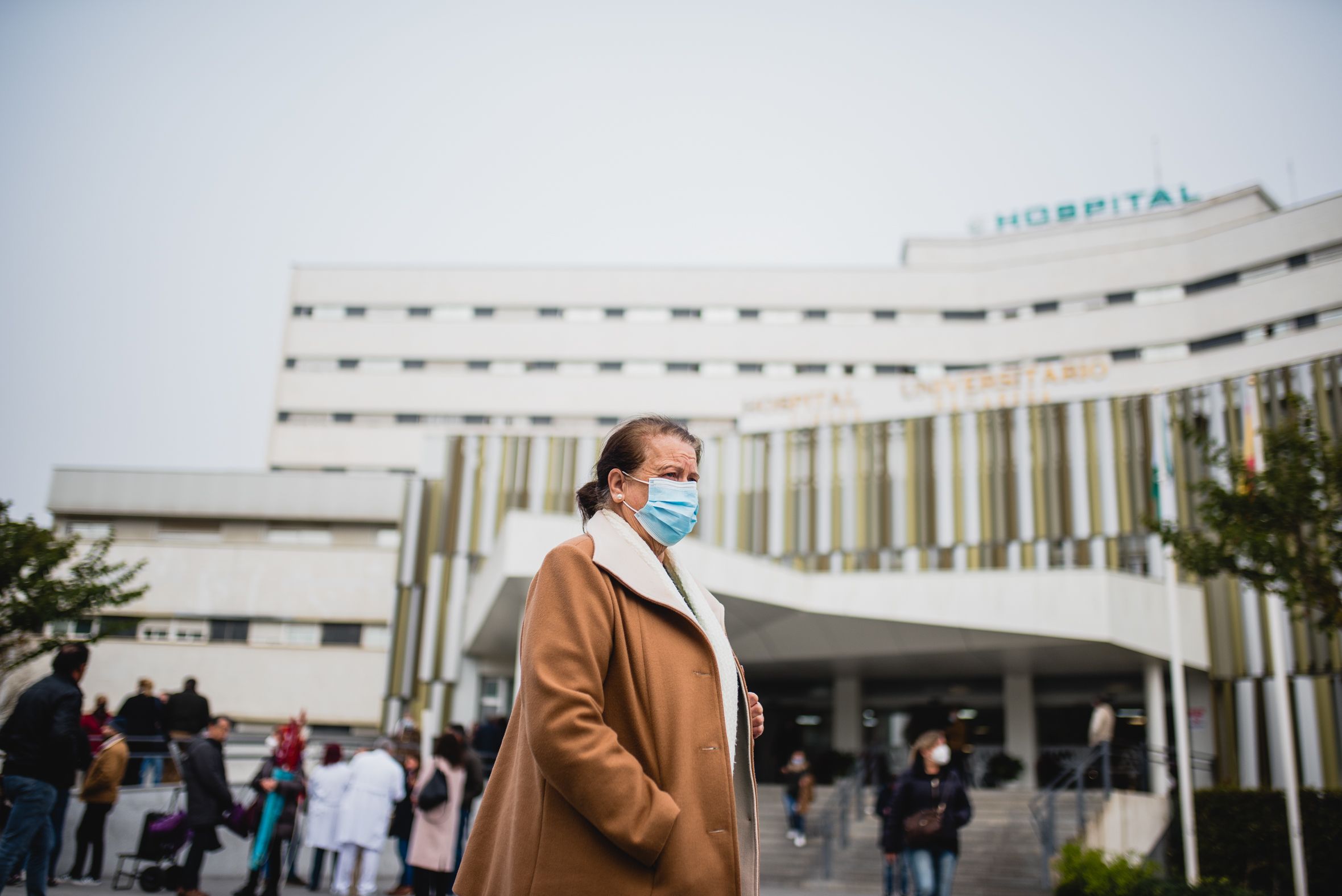 Una mujer tras visitar el Hospital Virgen Macarena, de la sanidad andaluza.