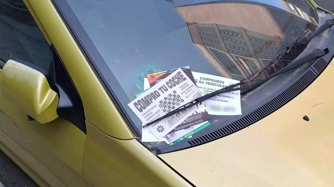 Un vehículo con publicidad en el parabrisas, la práctica que sancionará Sevilla.