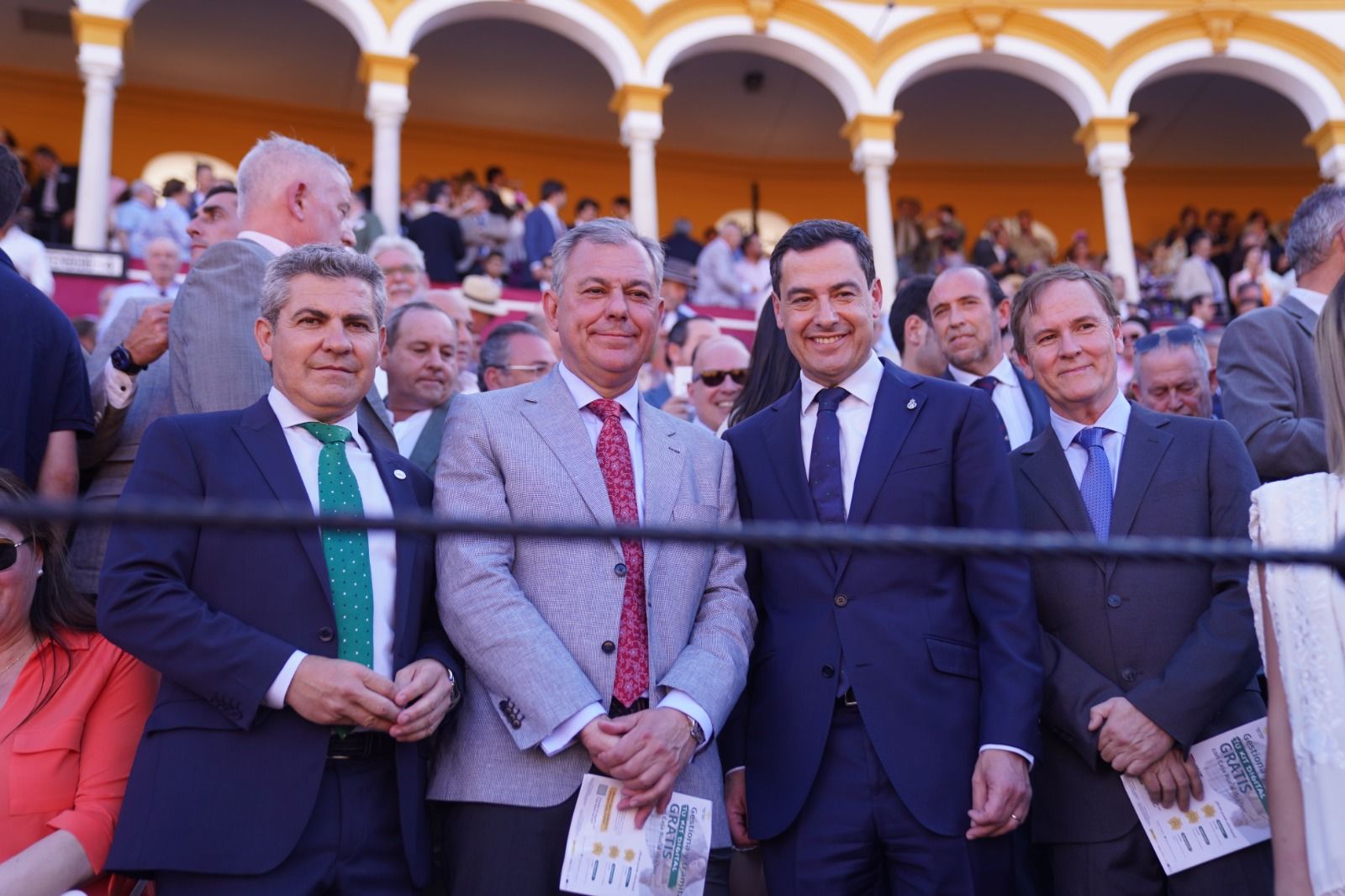 Juanma Moreno, presidente de la Junta de Andalucía, junto a José Luis Sanz en los toros.