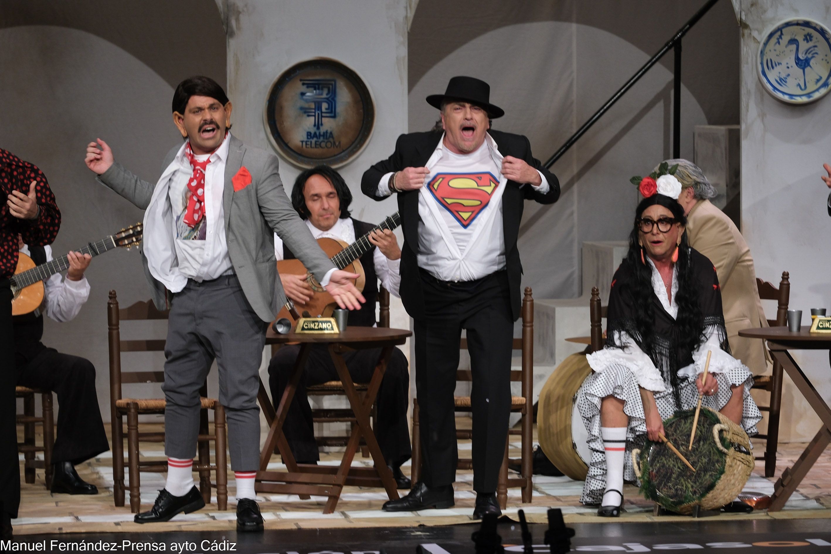 Actuación de la chirigota 'Que ni las hambre la vamo a sentí' en el primer día de concurso.