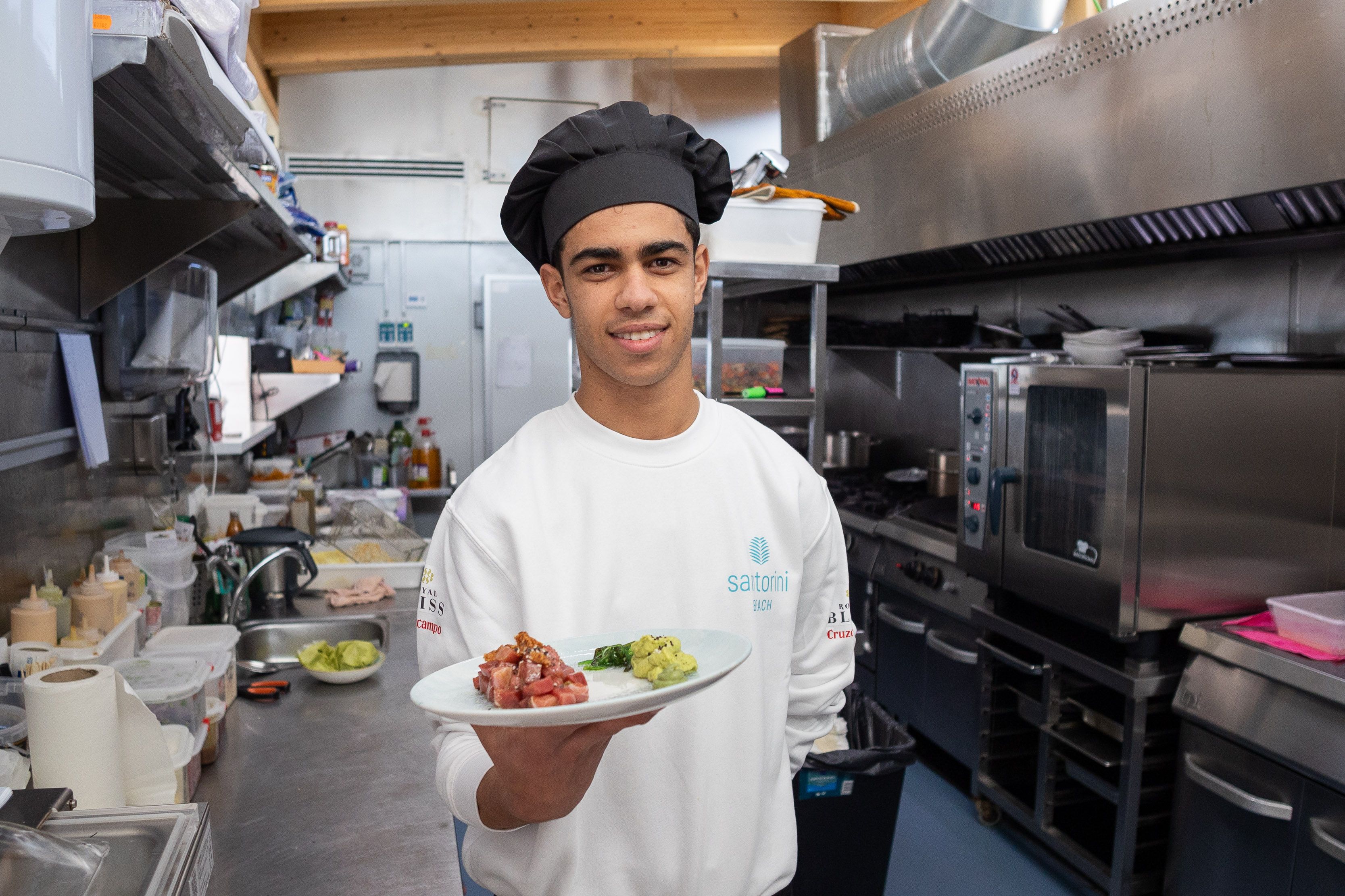 Younes El Yahyaoui, que mantiene el puesto obtenido por el plan de que de contratación en verano, en el Beach Club Santorini de Chiclana.
