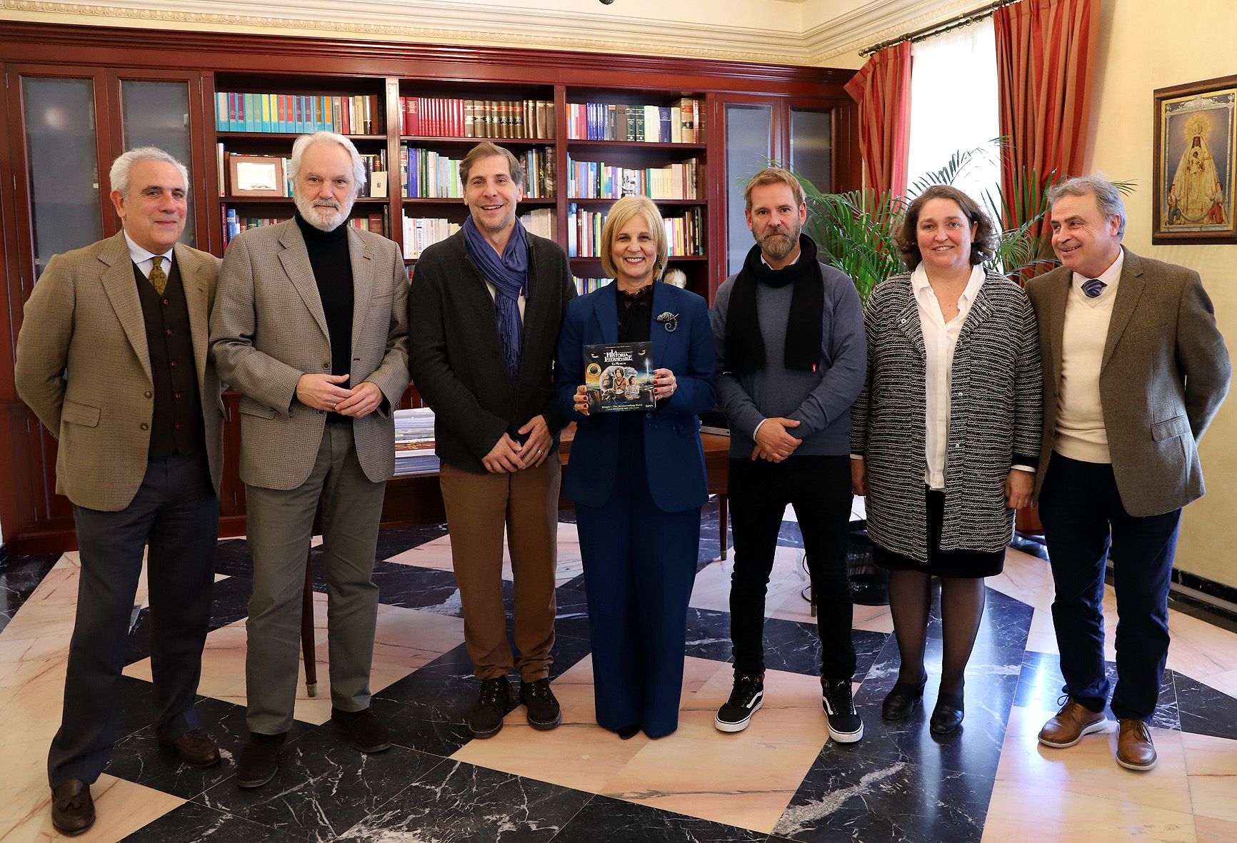 Foto de familia de la alcaldesa, otros miembros del gobierno local, y los promotores del nuevo Teatro Jerezano.