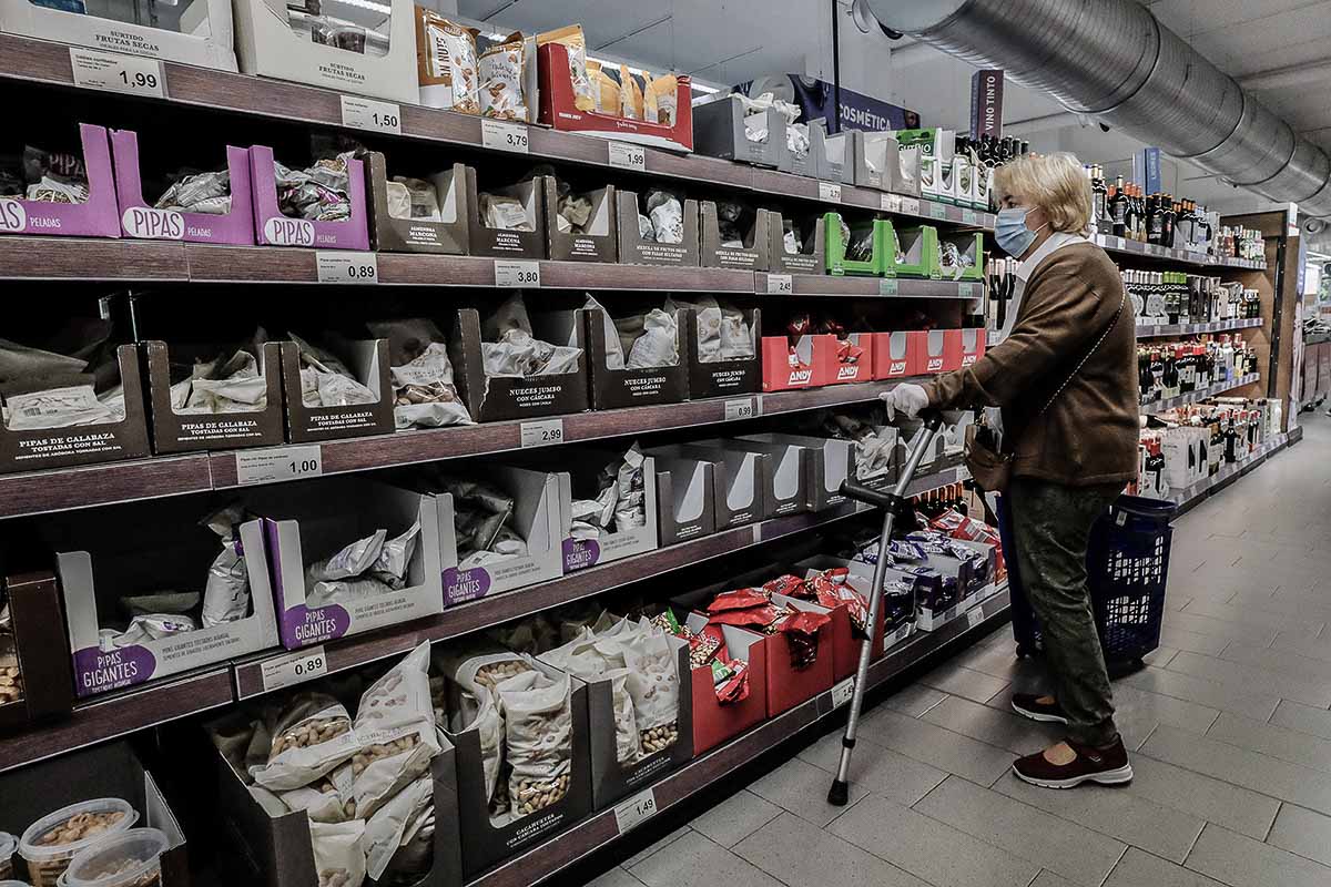 Una señora, comprando en un Mercadona.