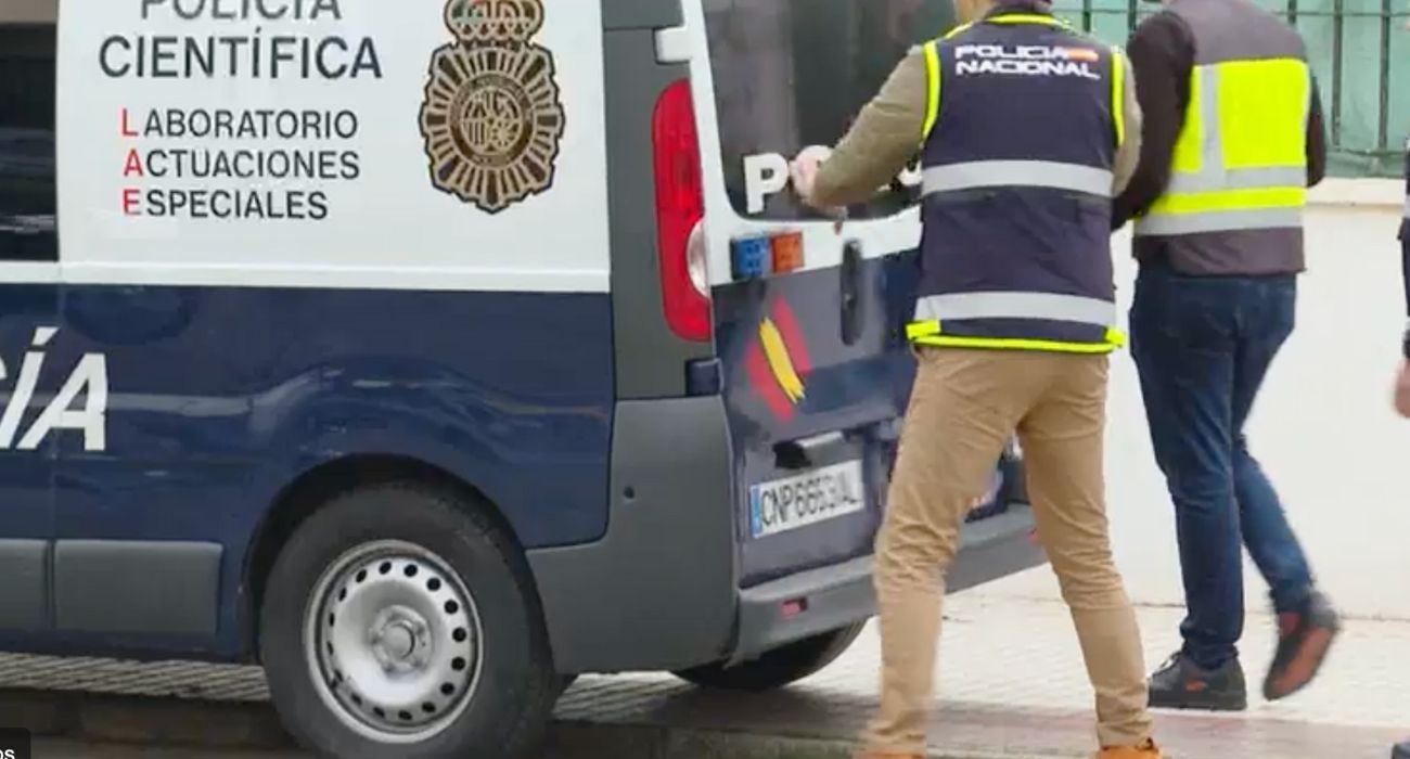 La Policía Científica, tras inspeccionar el lugar donde una mujer ha sido encontrada estrangulada. La Policía Científica, tras inspeccionar el lugar donde una mujer ha sido encontrada estrangulada.