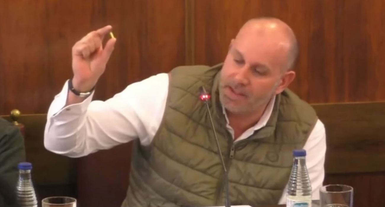 David García, diputado de Vox en Zamora, mostrando una bala durante un pleno provincial.