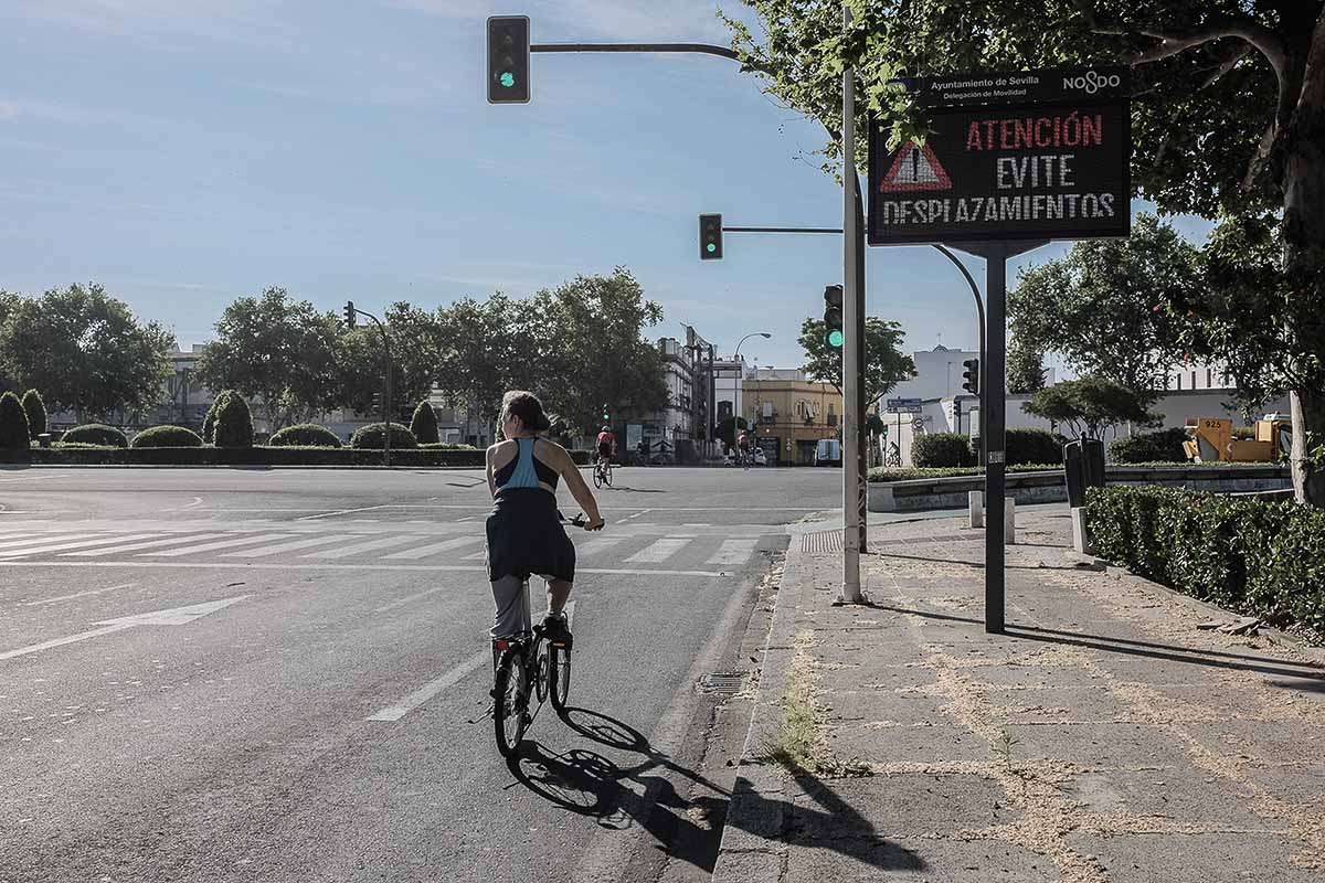 Una bicicleta en una avenida de Sevilla.