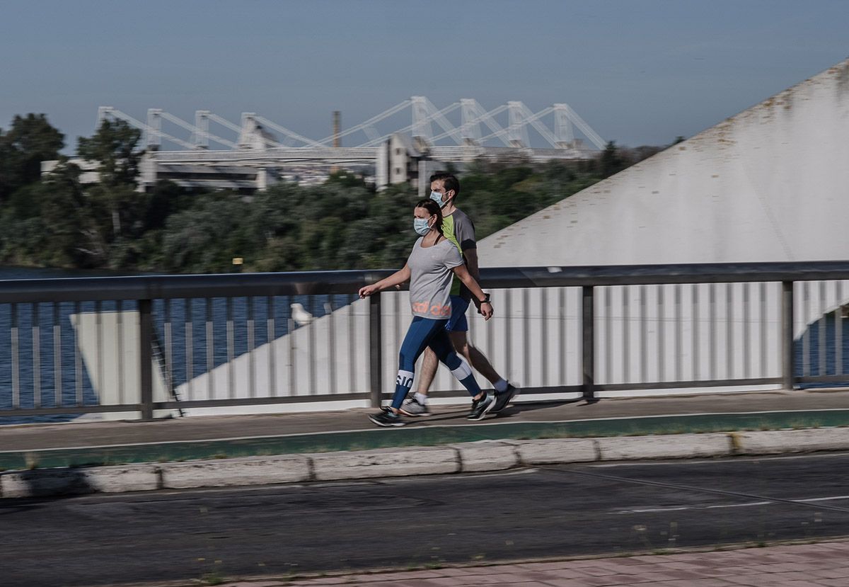 Dos personas pasean por Sevilla durante la pandemia. FOTO: JOSÉ LUIS TIRADO (www.joseluistirado.es)